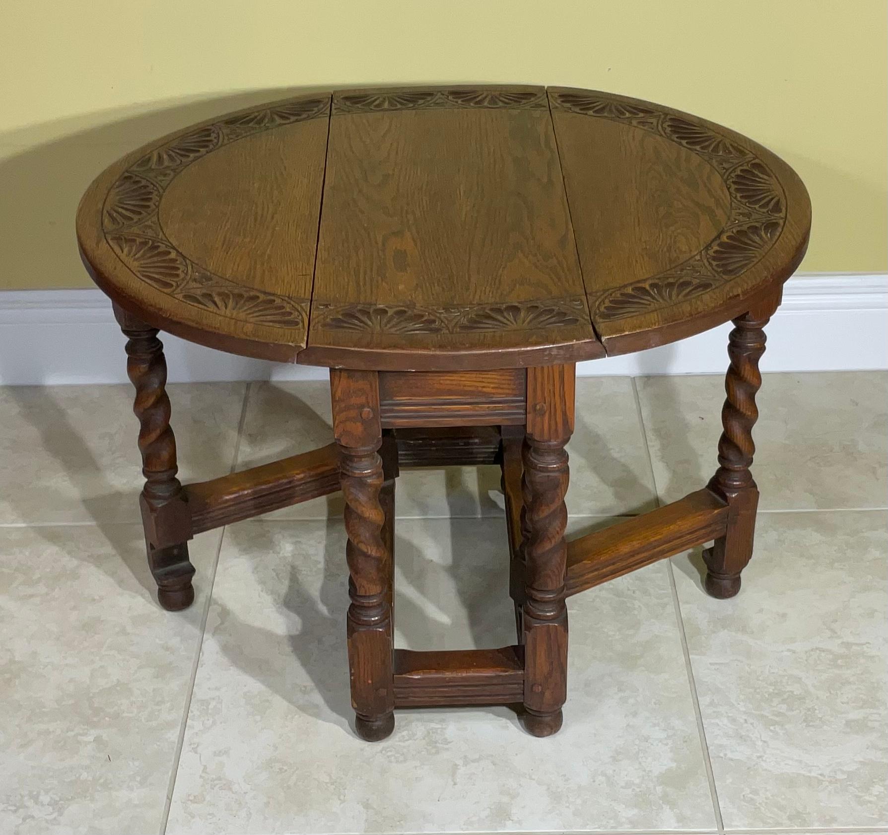 Low Antique Oak Drop Leaf Side Table or Coffee Table In Good Condition For Sale In Delray Beach, FL