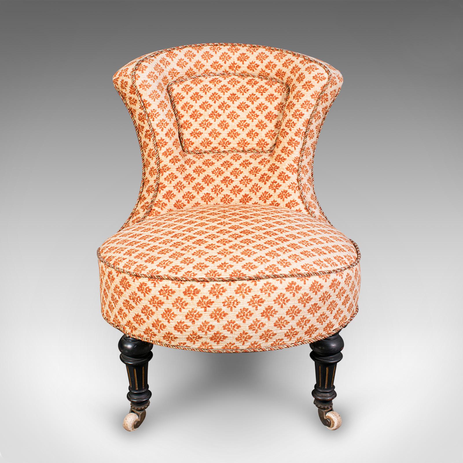 Dies ist ein charmant niedriger antiker Salonstuhl. Ein englischer, gepolsterter Krankenpflegesitz im Geschmack der ästhetischen Bewegung aus der späten viktorianischen Periode, um 1880. Elegant gepolstert und von reizvoller Form bietet dieser
