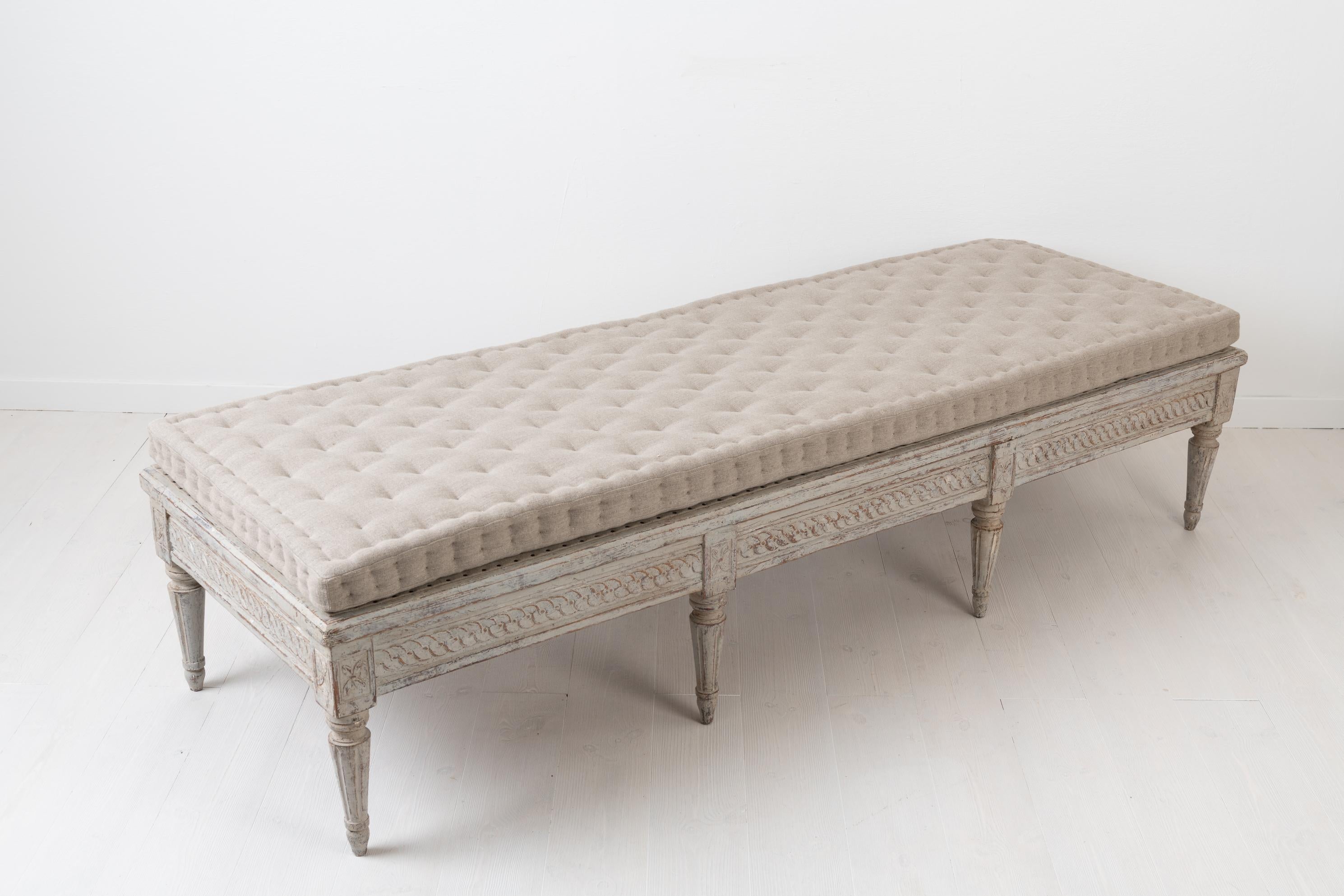 Low Antique Swedish Bench with White Distressed Paint In Good Condition In Kramfors, SE