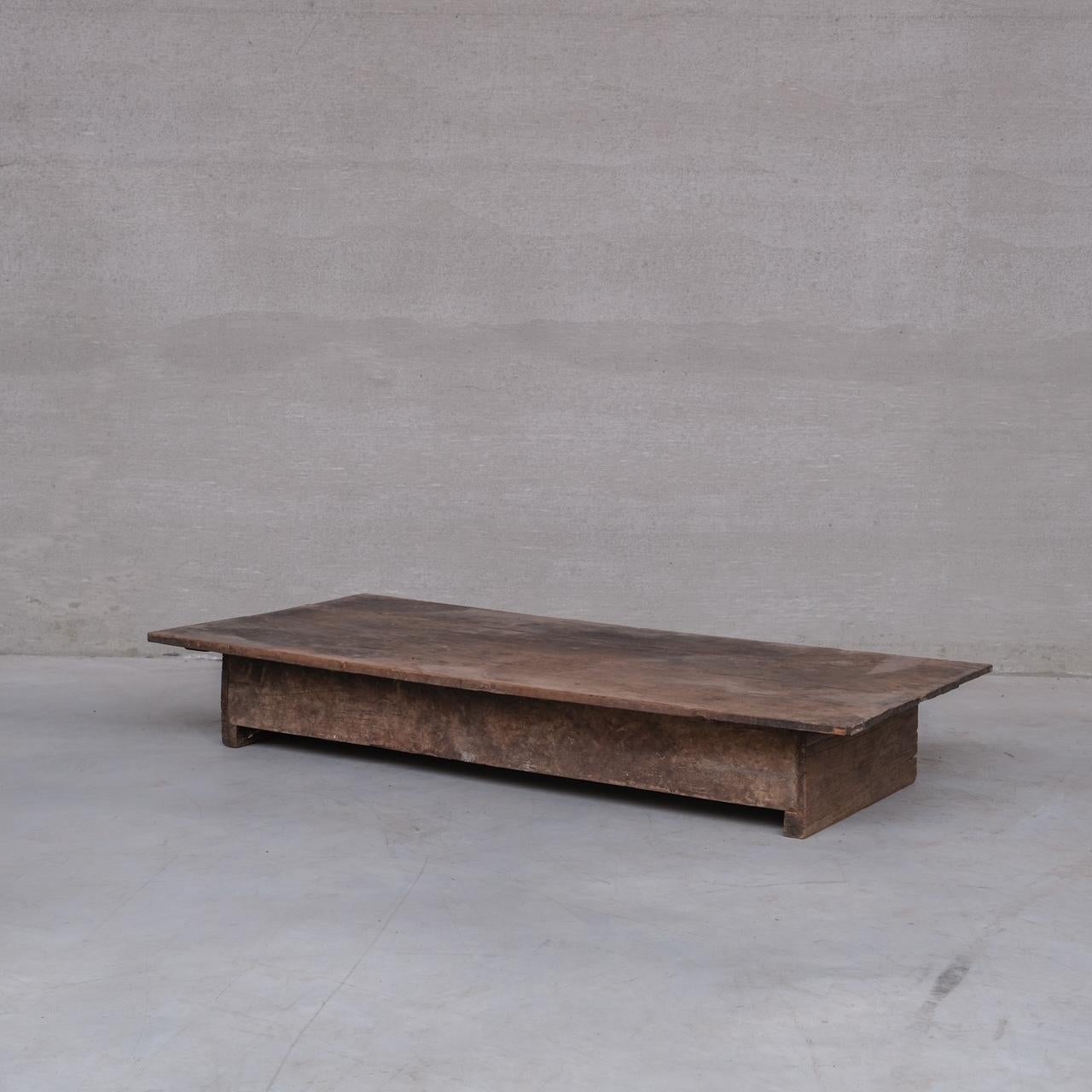 Una mesa de centro baja de estilo japonés.

Francia, c1930s.

De gran tamaño.  

Buen estado.

Ref. interna: 24/04/24/014. M/S

Localización: Galería de Bélgica.

Dimensiones: 202 An x 100 Pr x 31 Al en cm.

Entrega: POA

Podemos realizar envíos a