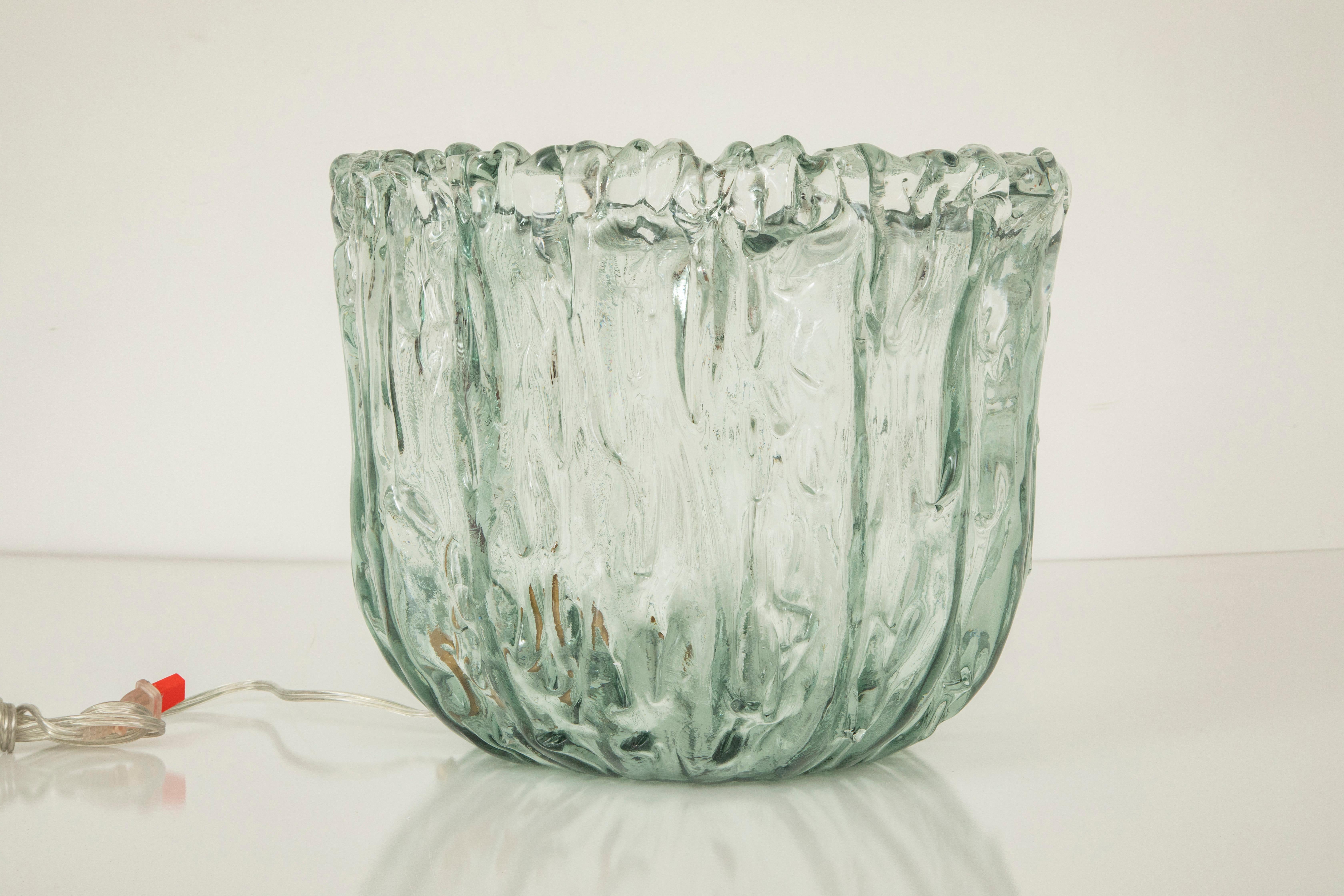 Tavolino basso contemporaneo in vetro di Murano color acqua, in stock
di Tokujin Yoshioka 
Vetro testurizzato di Murano, vetro superiore incastonato.
Can può essere utilizzato con o senza cavo (illuminato all'interno)
Pronto per la spedizione dalla