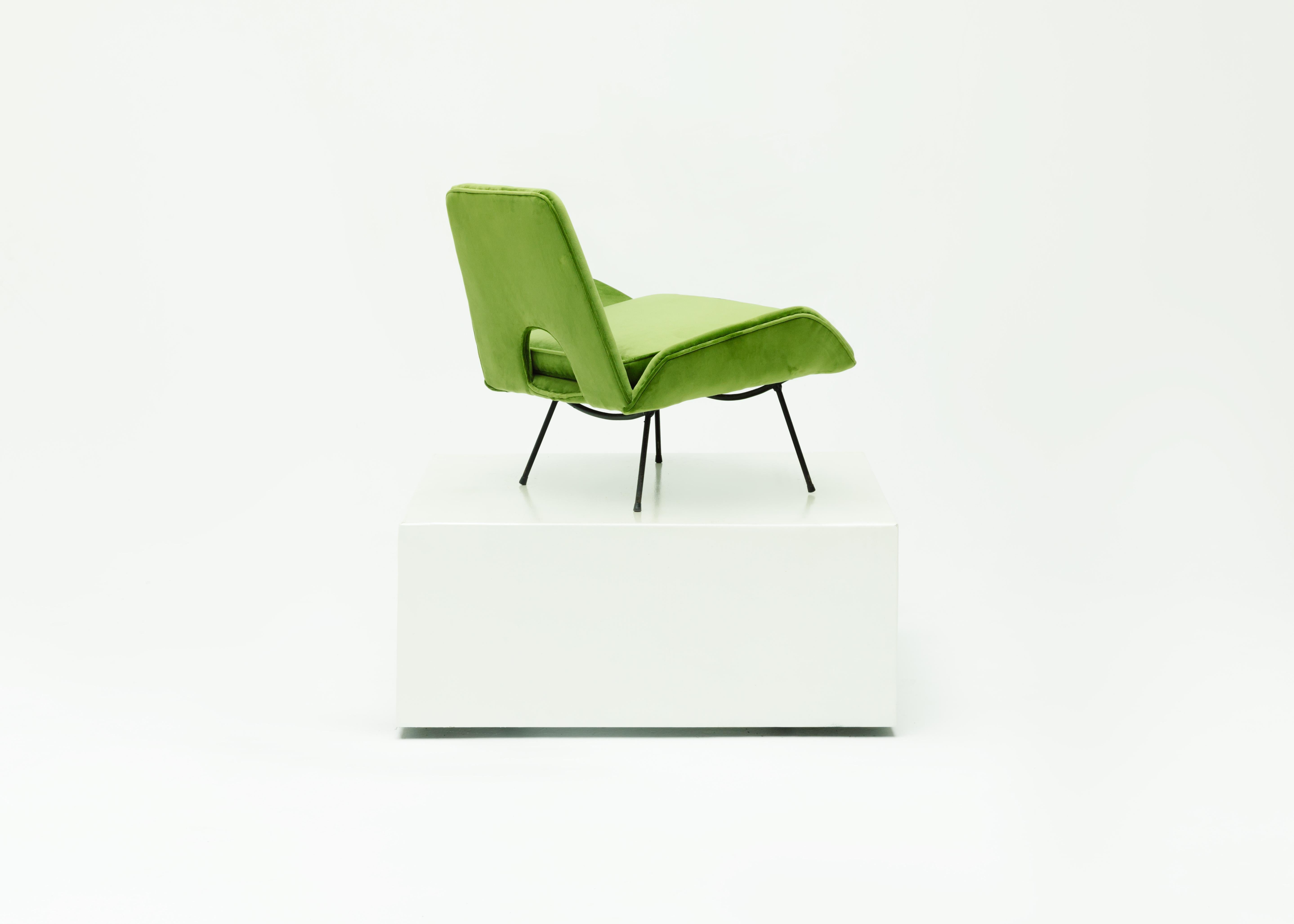 Designed by Carlo Hauner and Martin Eisler for Forma S.A Móveis e Objetos de Arte in circa 1960.
A modern Brazilian armchair made in the curved iron structure and recently upholstery in green velvet. 

The armchair feature a single volume of seat