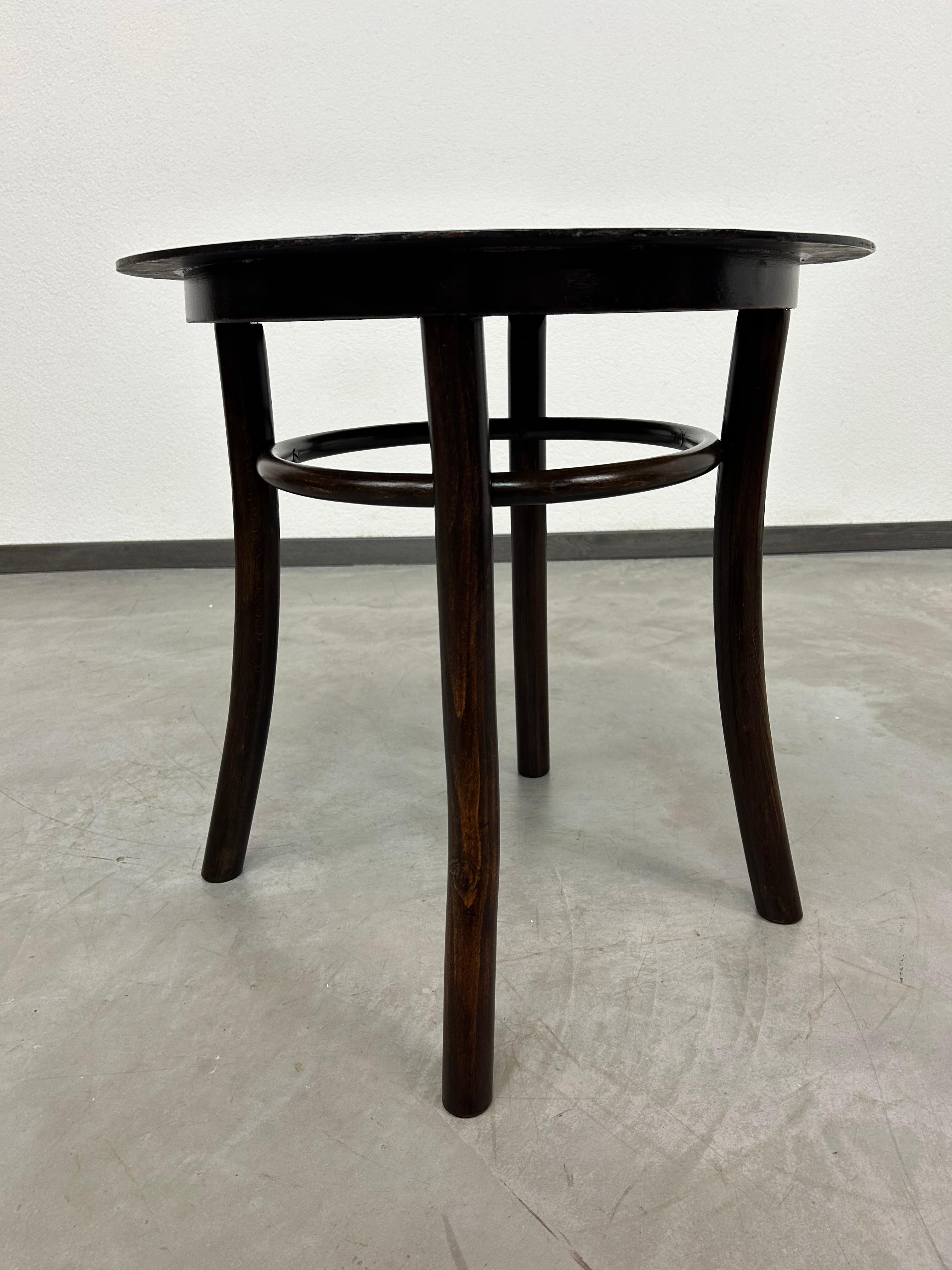 Niedriger Art Deco Couchtisch von Thonet, professionell gebeizt und neu poliert.