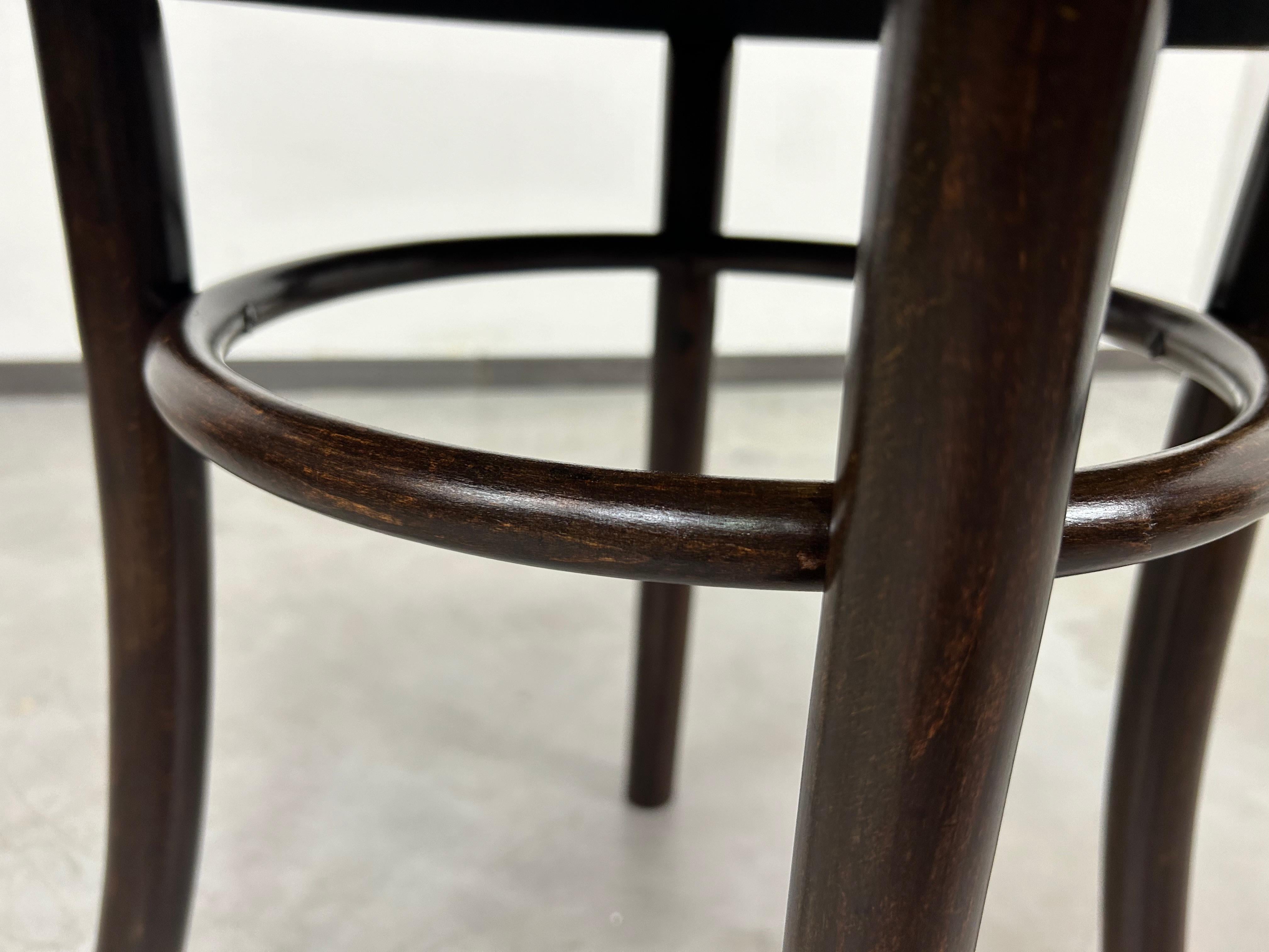 Niedriger Art-Déco-Couchtisch von Thonet (Ungarisch) im Angebot