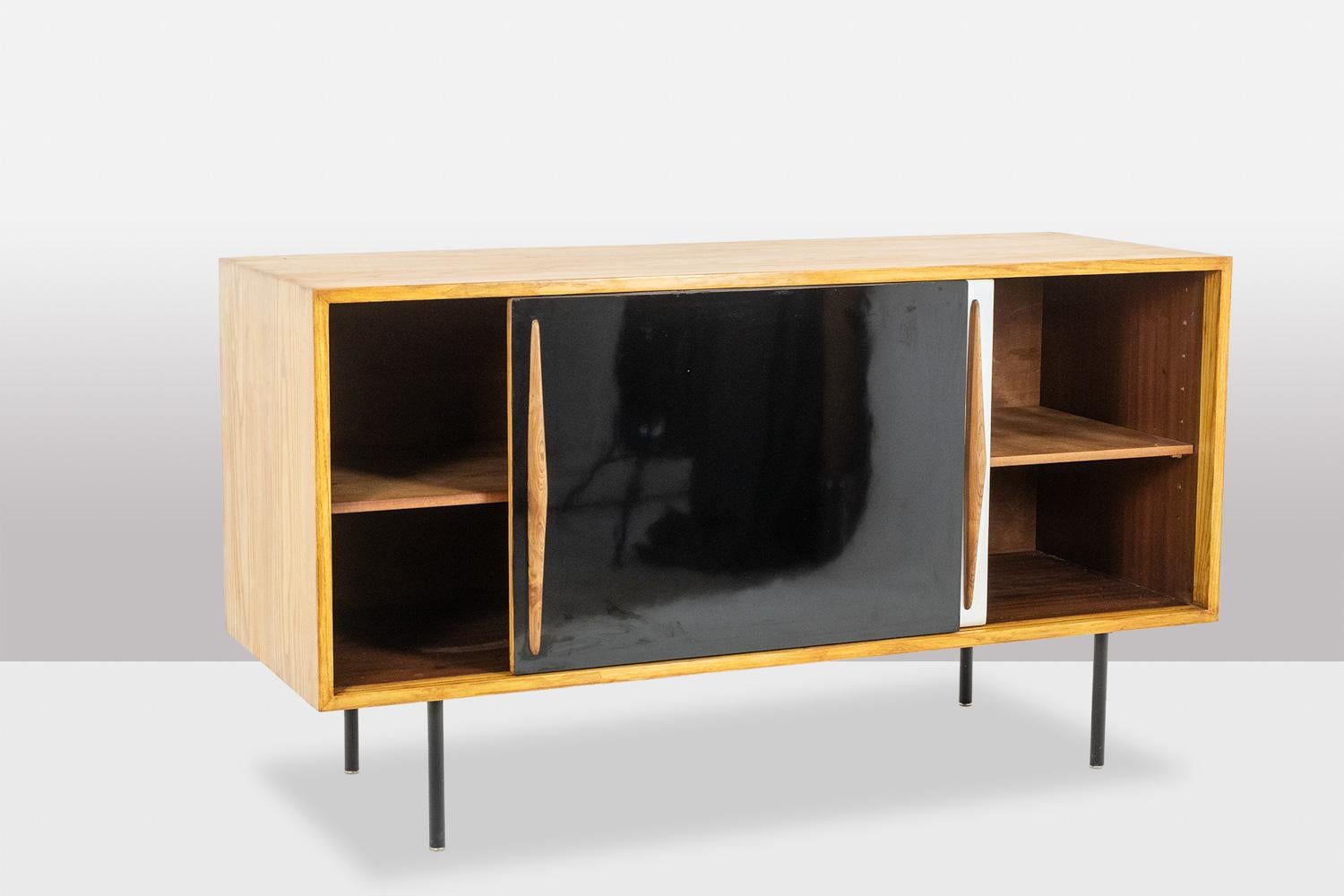 Buffet bas en frêne avec portes coulissantes, années 1960. Excellent état - En vente à Saint-Ouen, FR