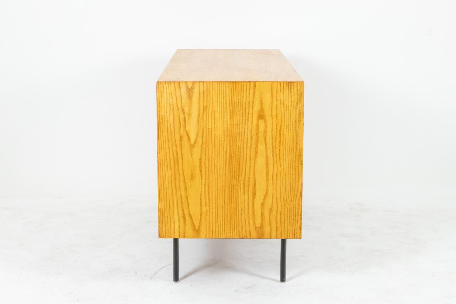20ième siècle Buffet bas en frêne avec portes coulissantes, années 1960. en vente