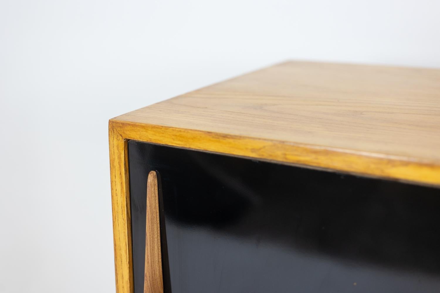Buffet bas en frêne avec portes coulissantes, années 1960. en vente 4