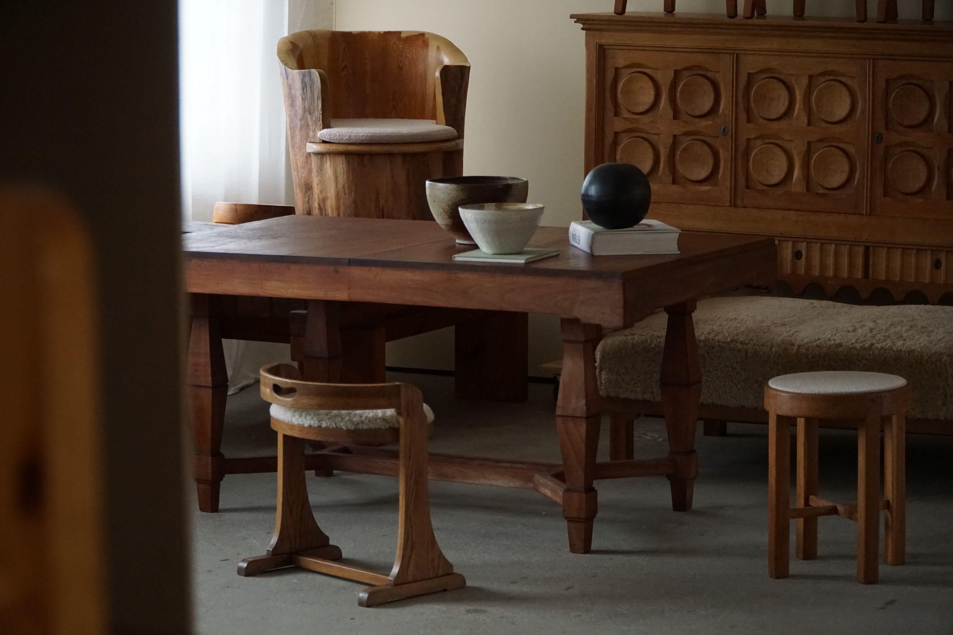 Wir präsentieren einen exquisiten Schminkstuhl mit niedriger Rückenlehne, der in den 1950er Jahren von einem erfahrenen dänischen Tischler gefertigt wurde. Dieser Stuhl ist eine harmonische Kombination aus Raffinesse, Funktionalität und zeitloser