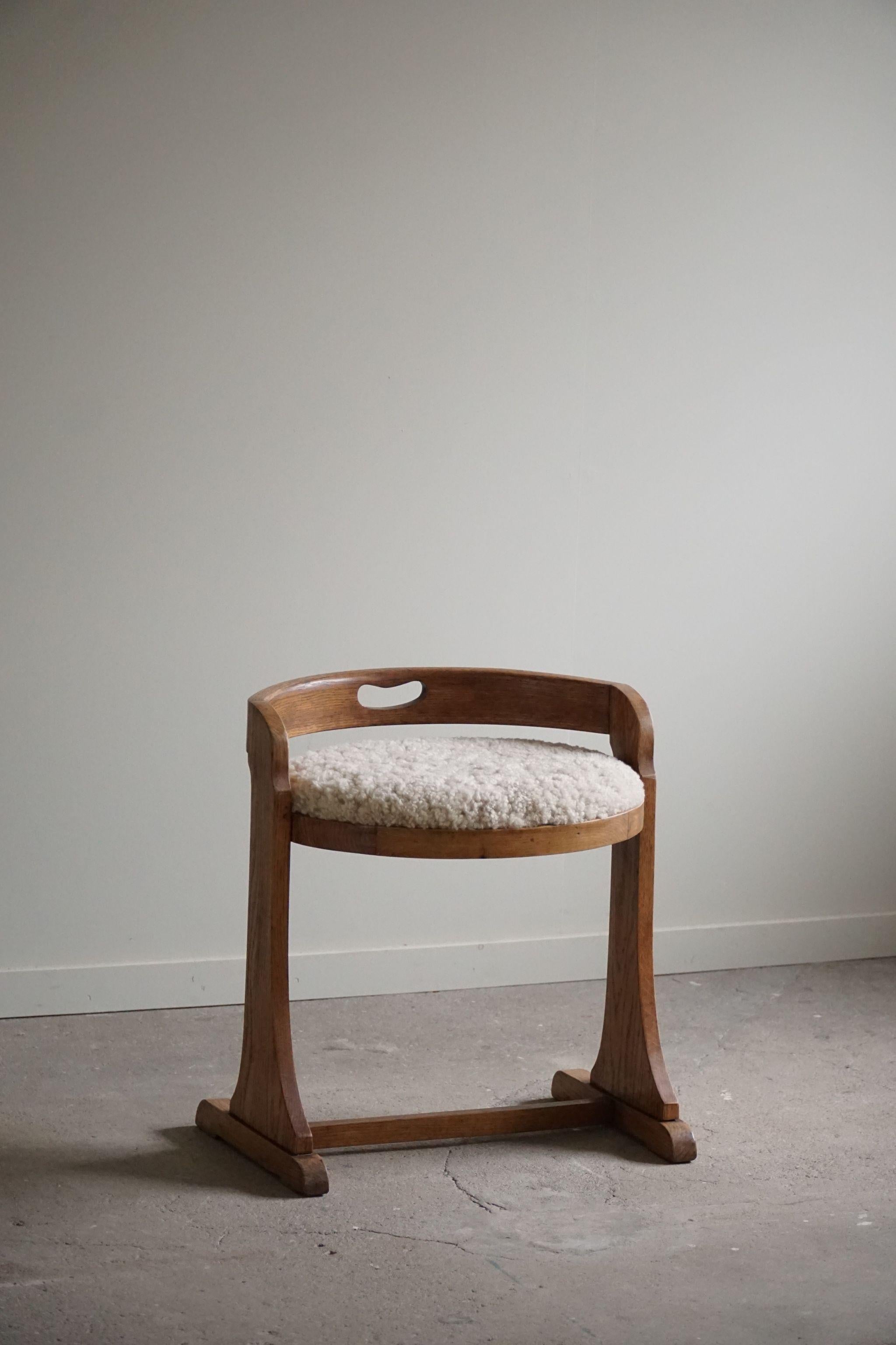 Stuhl mit niedriger Rückenlehne in Eiche & neu gepolstert in Lambswool, Dänische Mitte des Jahrhunderts, 1950er Jahre (20. Jahrhundert) im Angebot