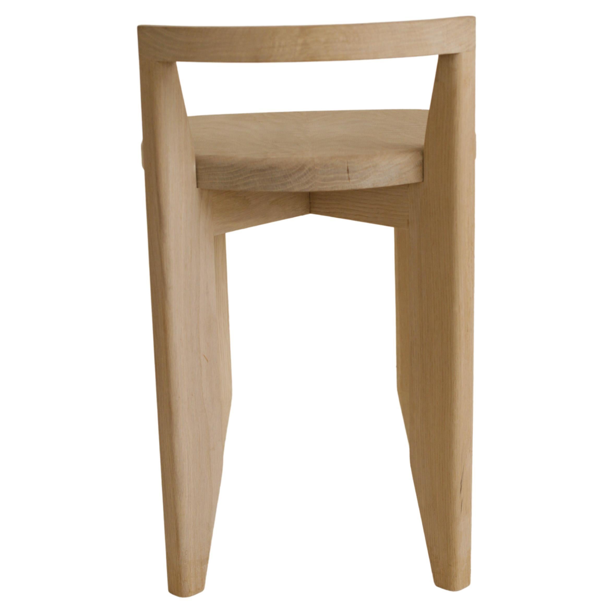 Cette chaise / tabouret à dossier bas en chêne massif a été inspirée par une chaise rembourrée de Pierre Chapo et a été réalisée à l'origine comme cadeau pour mon partenaire. J'aime le poids visuel conféré par l'épaisseur et la taille de l'assise,