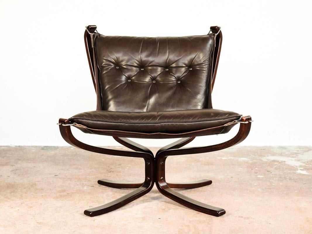 Falcon chair designed by Sigurd Ressell and manufactured by Vatne Møbler in Norway in the 1970s. It is the model with low back and padded leather. The frame is in brown stained beech, the canvas is brown, and the cushion is made of high quality dark