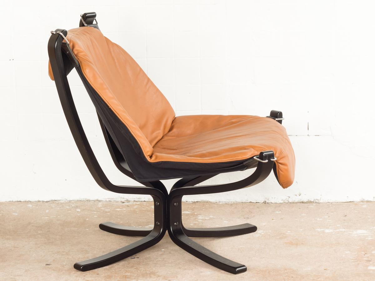 Falcon chair designed by Sigurd Ressell and manufactured by Vatne Møbler in Norway in the 1980s. It is the model with low back and plain leather. The frame is in black stained beech, the canvas is black, and the cushion is made of high quality