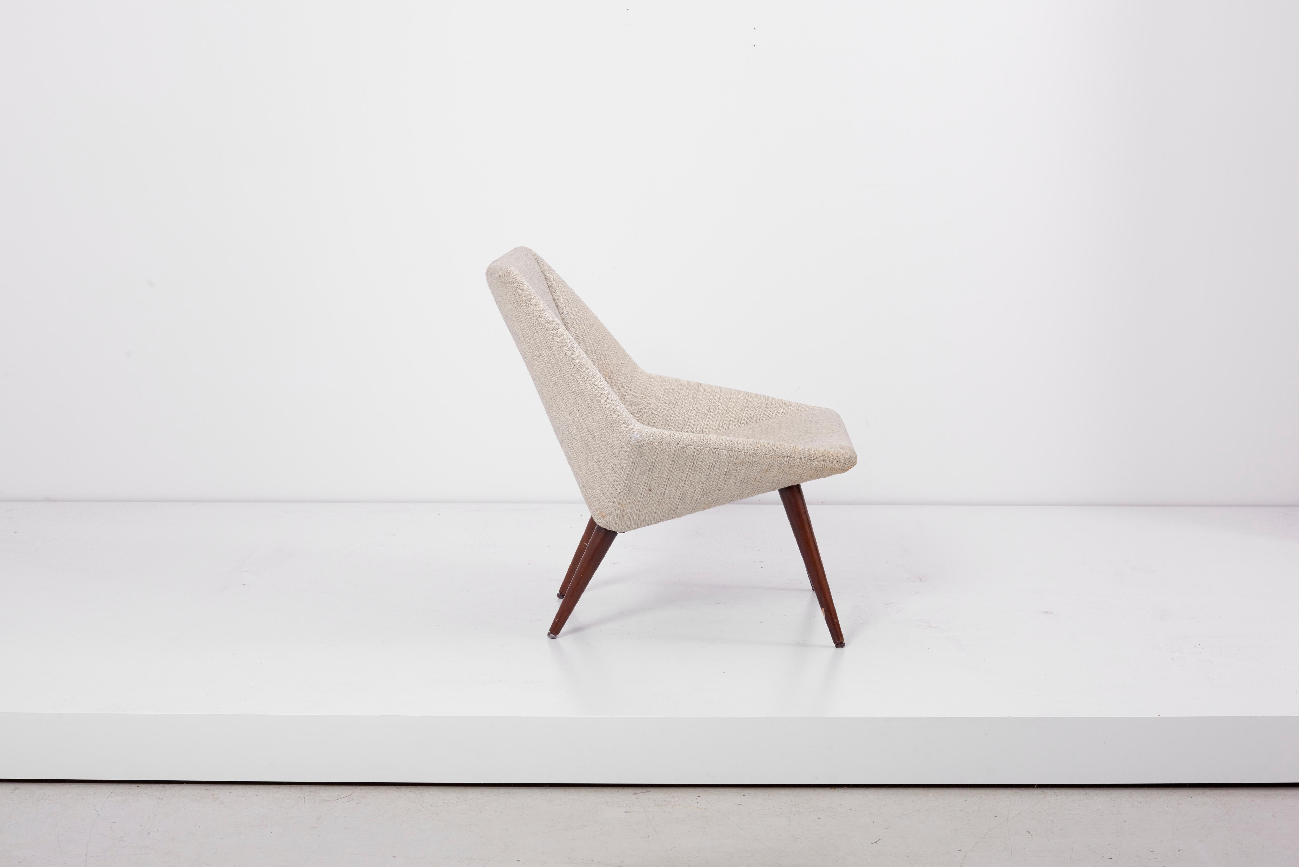 Jewel-cut lounge chair, model 93 with low back, designed 1950s by Nanna Ditzel and produced by Søren Willadsen in Denmark. Wooden base with upholstery. Marked with dealer label by Illum Bolighus København.