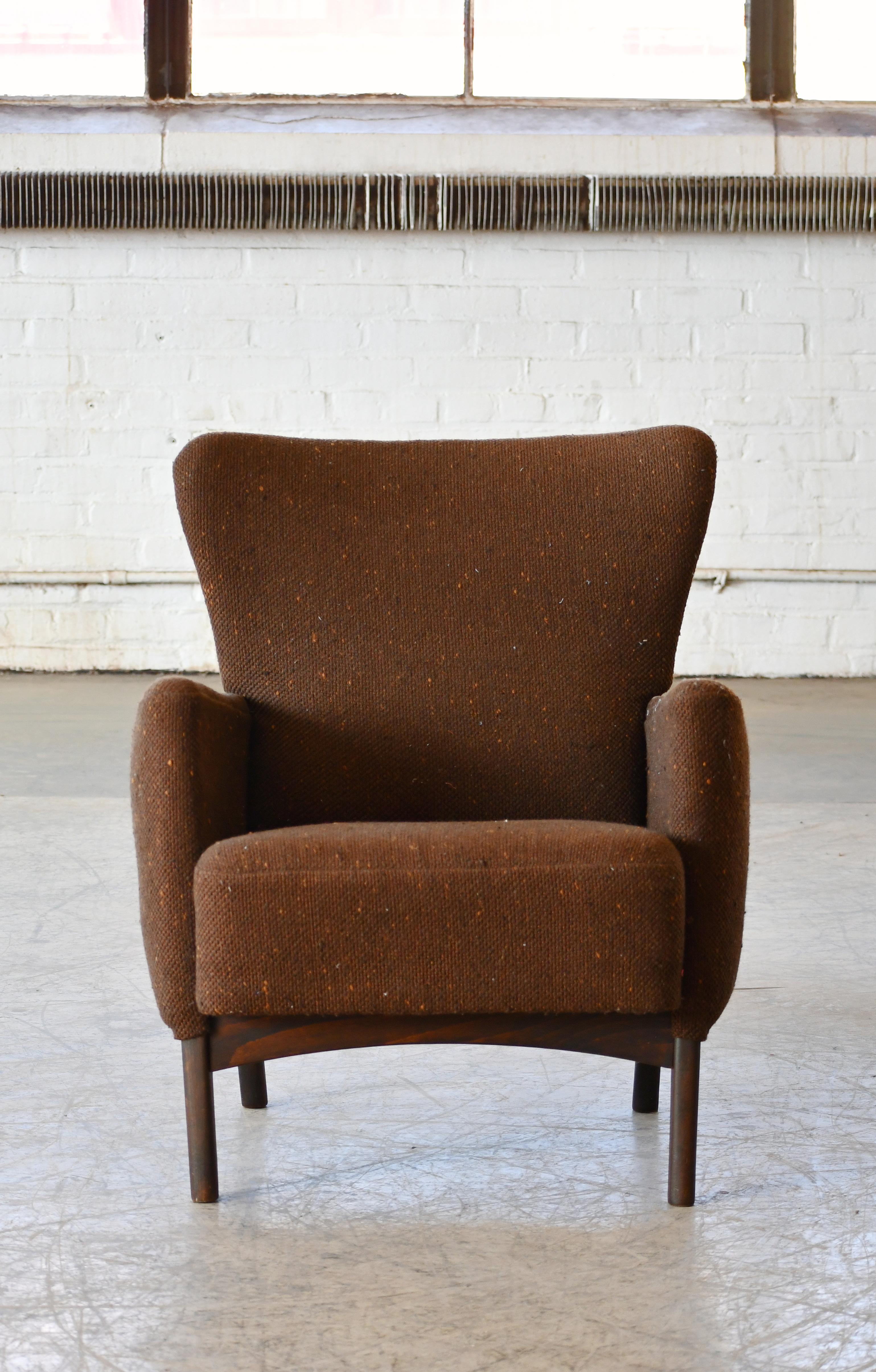 Beautiful 1950s Danish easy chair by Fritz Hansen. Very elegant with a sculptural organic shape and harmonious proportions and size making it very versatile and well suited for today's urban dwellings. Fabric is worn and need to be replaced. We are