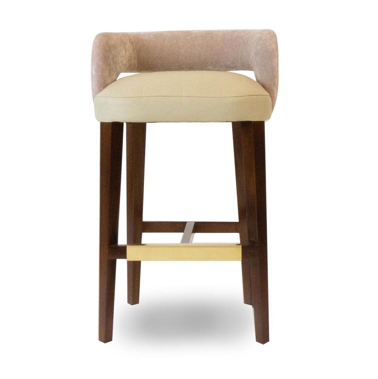 Original Bar- oder Thekenhocker nach Maß. Gepolsterte Sitzfläche und Rückenlehne (wählen Sie einen Stoff aus oder schicken Sie uns Ihren eigenen, 1 Meter pro Sitzfläche und 1 Meter pro Rückenlehne pro Hocker). Der Rahmen besteht aus massivem