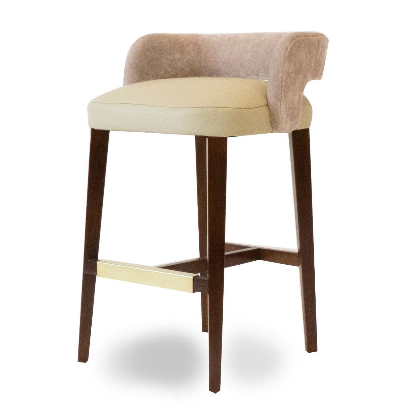 Niedrige Rückenlehne gepolstert Bar oder Tresenhocker mit gebeizten Holzbeinen und Metall Kick (Moderne) im Angebot