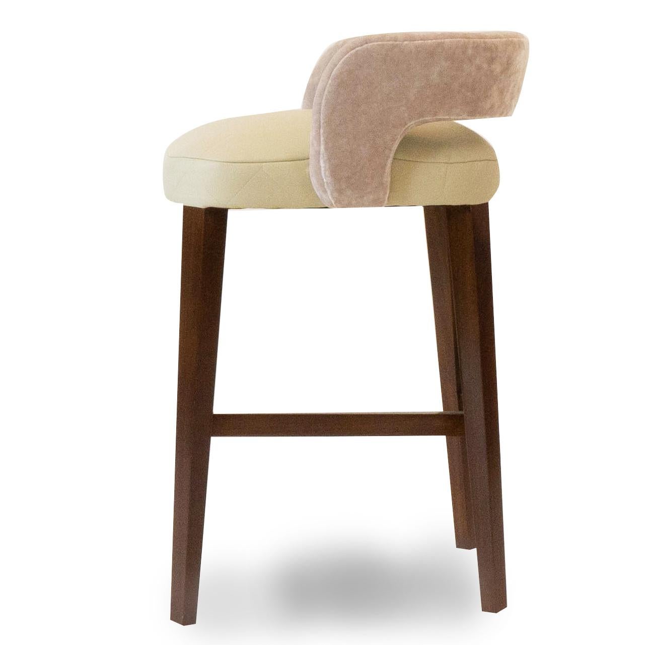 Niedrige Rückenlehne gepolstert Bar oder Tresenhocker mit gebeizten Holzbeinen und Metall Kick (amerikanisch) im Angebot