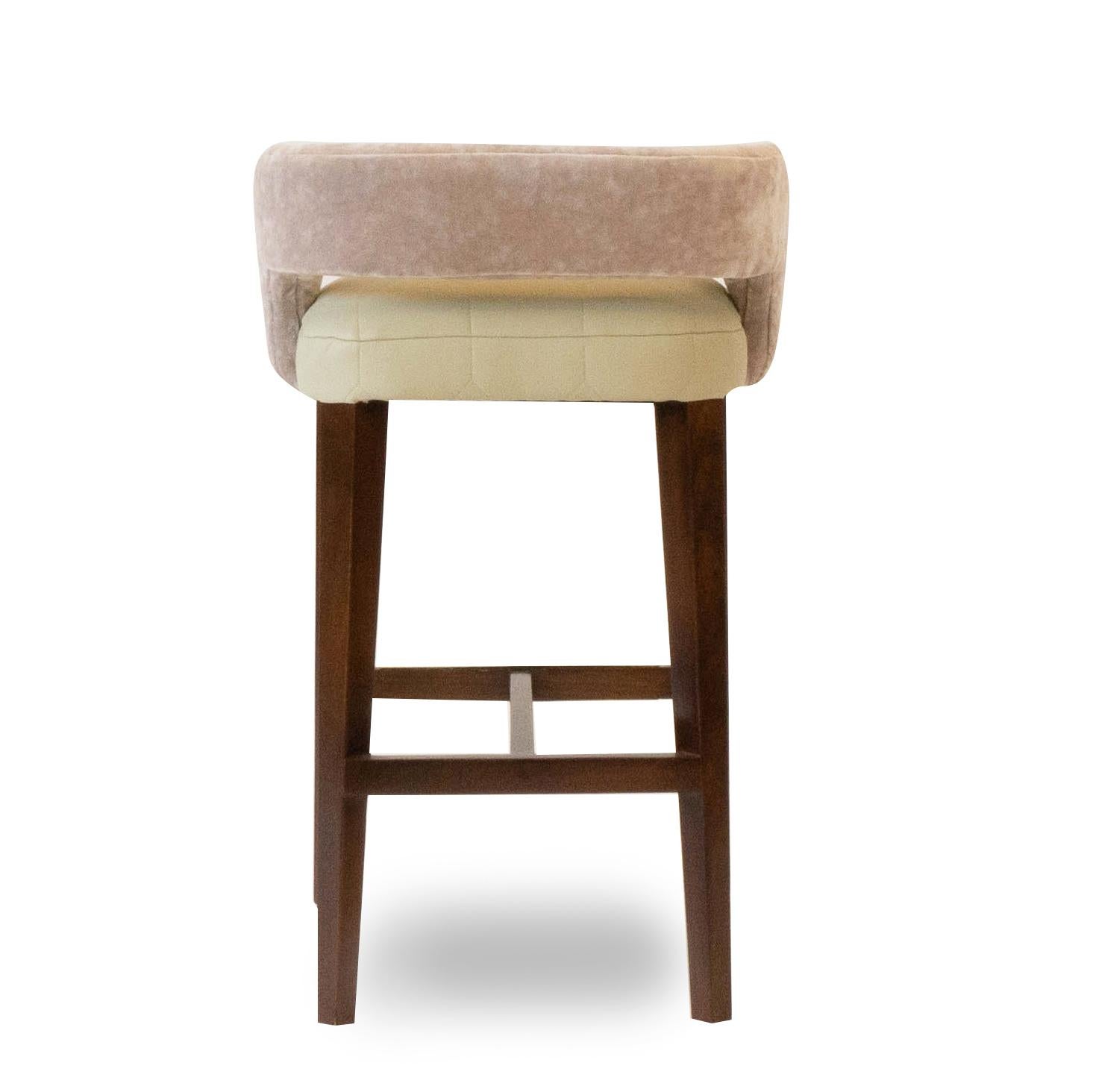 Niedrige Rückenlehne gepolstert Bar oder Tresenhocker mit gebeizten Holzbeinen und Metall Kick im Zustand „Neu“ im Angebot in Greenwich, CT