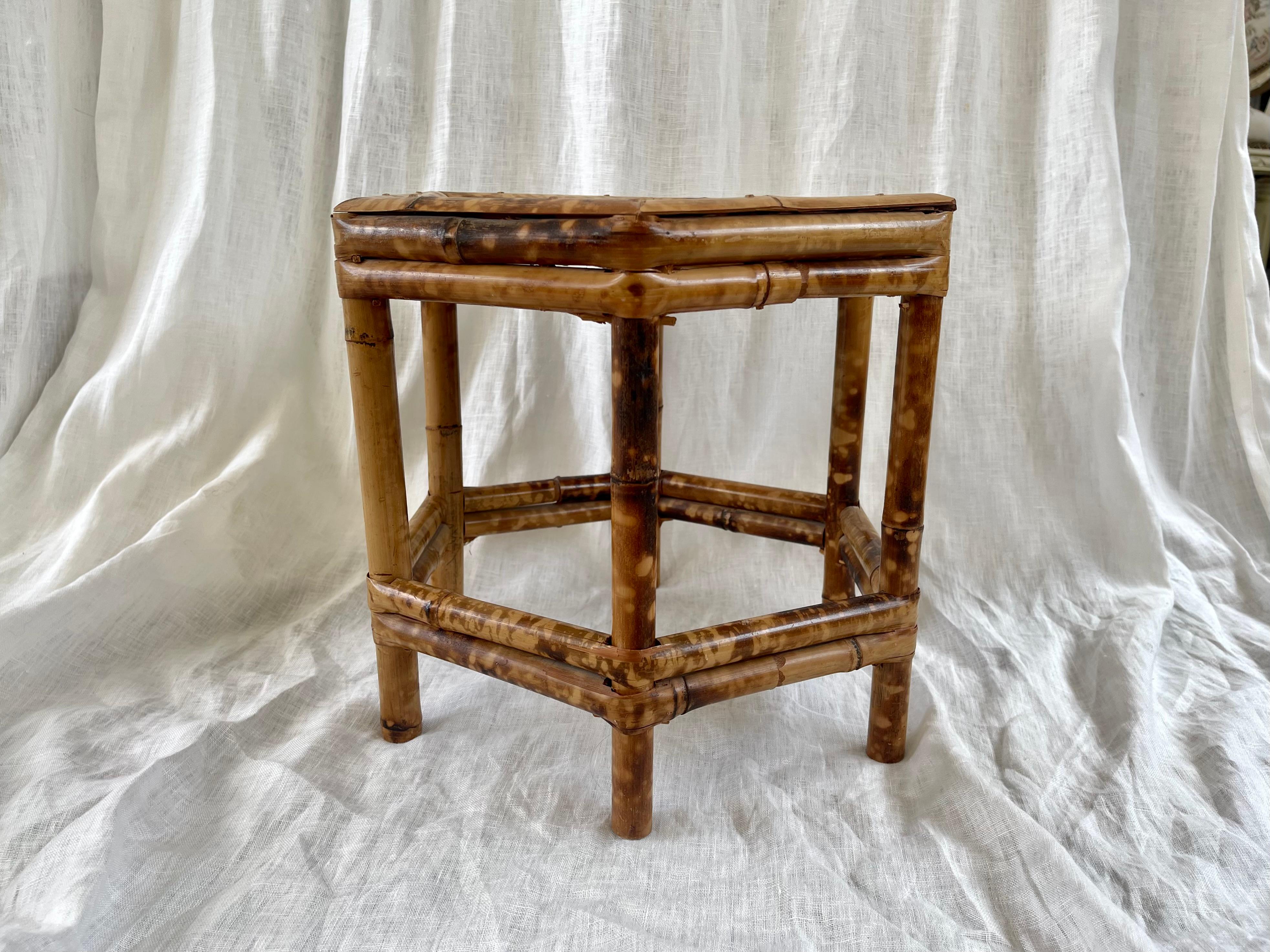 Indonésien Socle à plantes bas en bambou 'tortue brûlée', Asie, années 1970, Chinoiserie en vente
