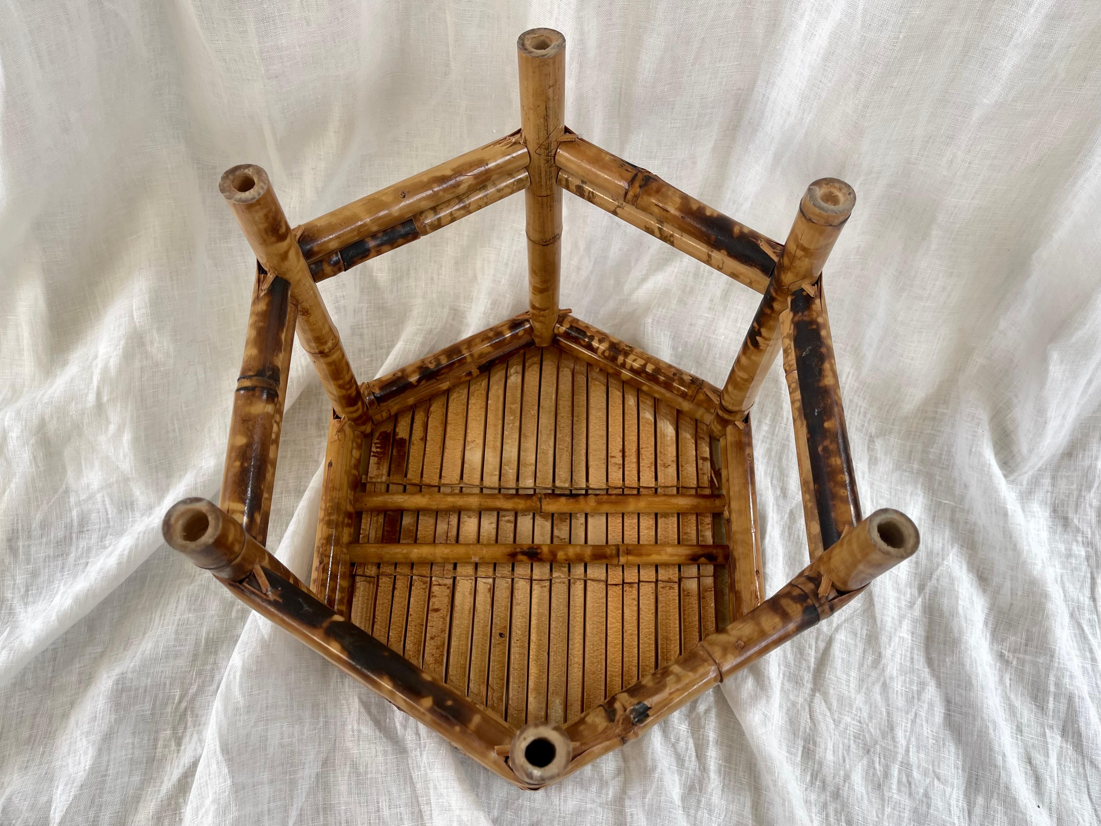 Bambou Socle à plantes bas en bambou 'tortue brûlée', Asie, années 1970, Chinoiserie en vente