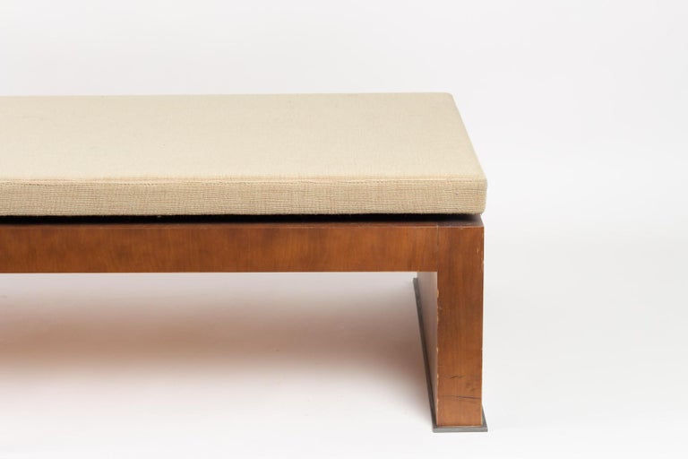 Bench seat, bedside, 20th century, design.

Measures: L 130 cm, H 29 cm, D 55 cm.