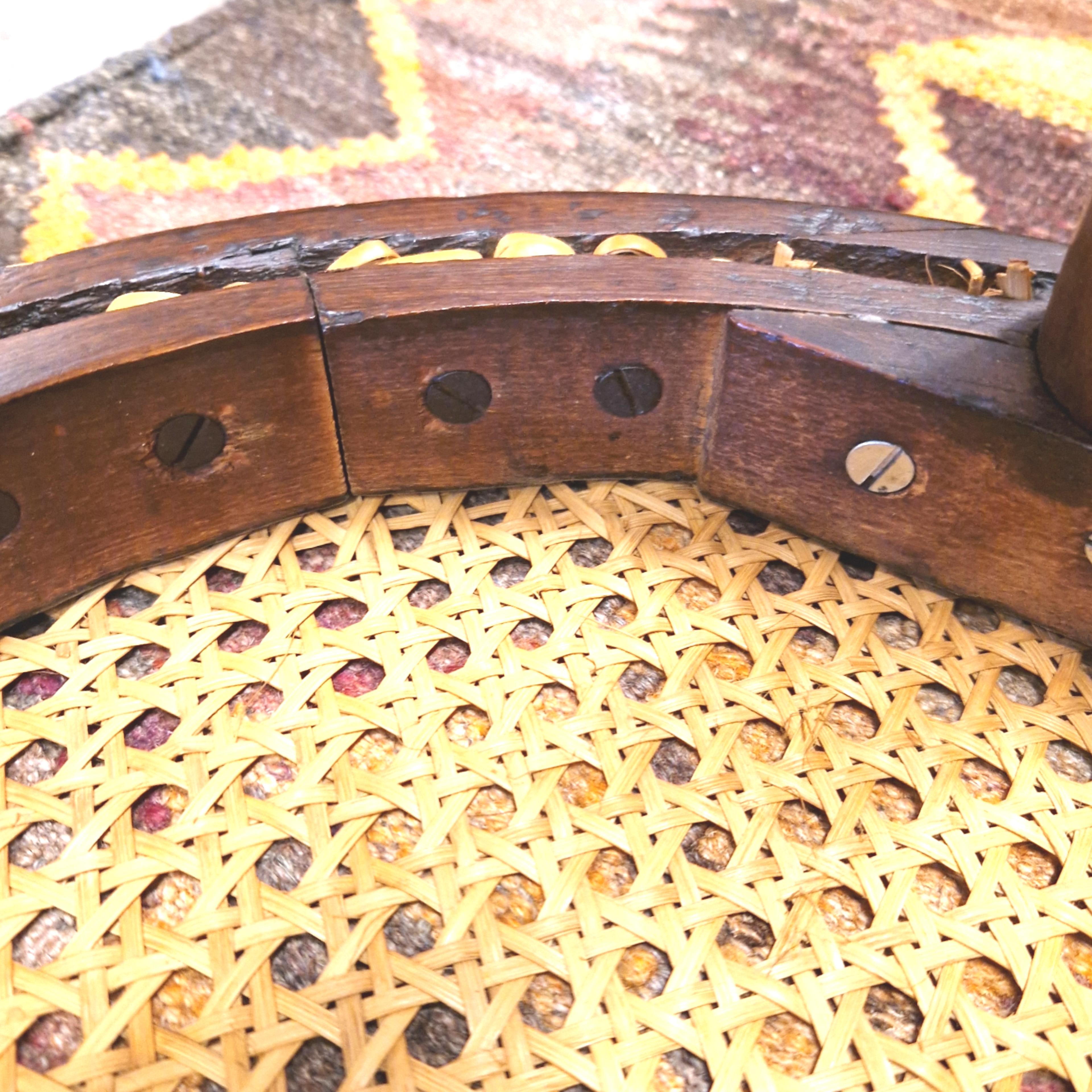 Tabouret bas en bois courbé avec assise en canne de Thonet, Autriche, années 1920 en vente 1