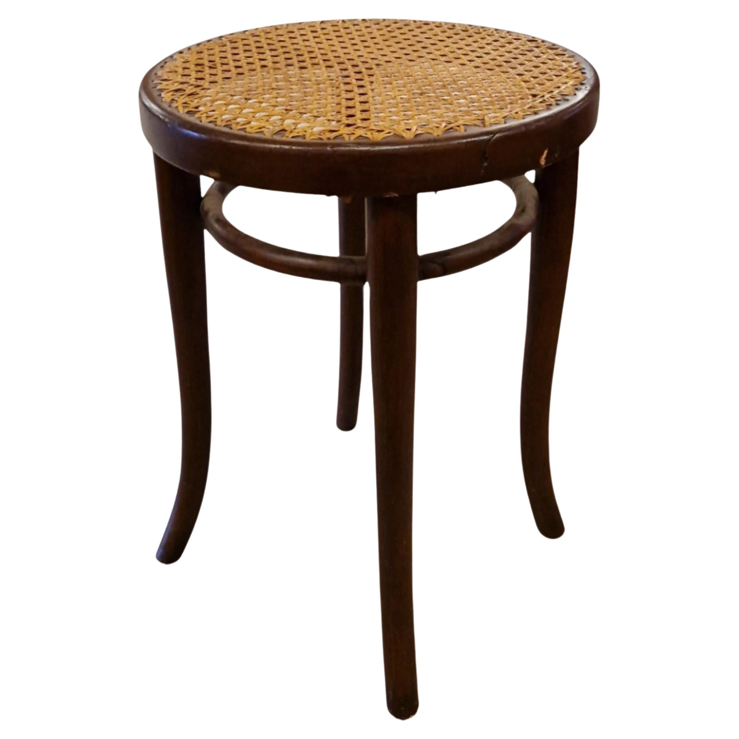 Sgabello basso in legno curvato con seduta in canna di Thonet, Austria 1920