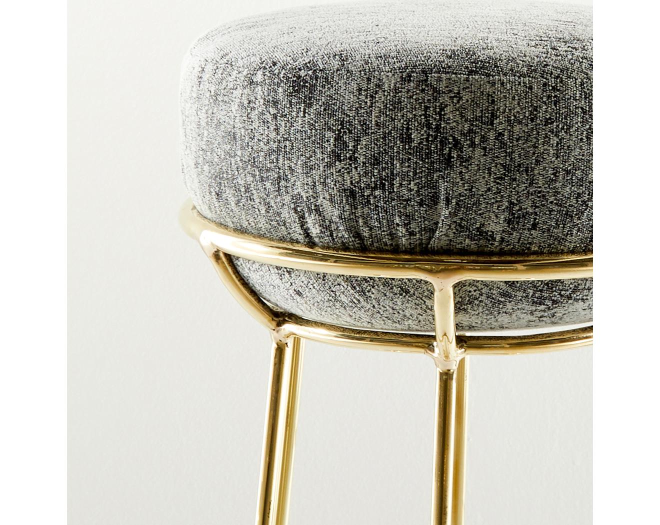 Tabouret bas sculpté en laiton avec assise tapissée de tissu brun-gris par Misaya
Dimensions : L 36 x L 36 x H 32 cm
Tabouret sculpté à la main.
Disponible en différentes finitions de laiton.