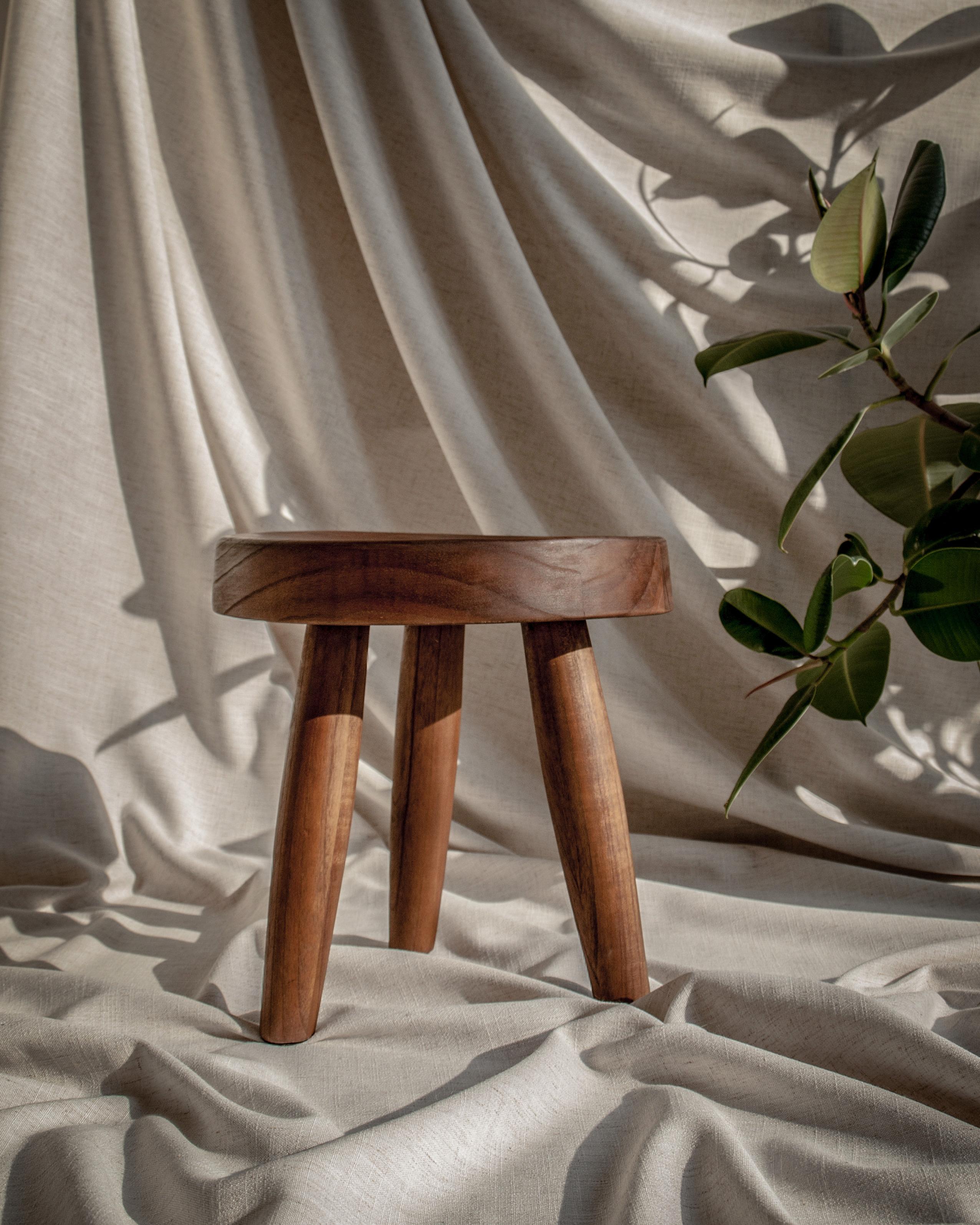 Tabourets en lait brun par Bicci de' Medici Studio
Dimensions : diamètre 30 cm x hauteur 30 cm
MATERIAL : Bois naturel. Pigment. 
Technique : Bois sculpté. Fait à la main. Huilé. verni.

Biographie du designer : 

Bicci de' Medici fabrique des