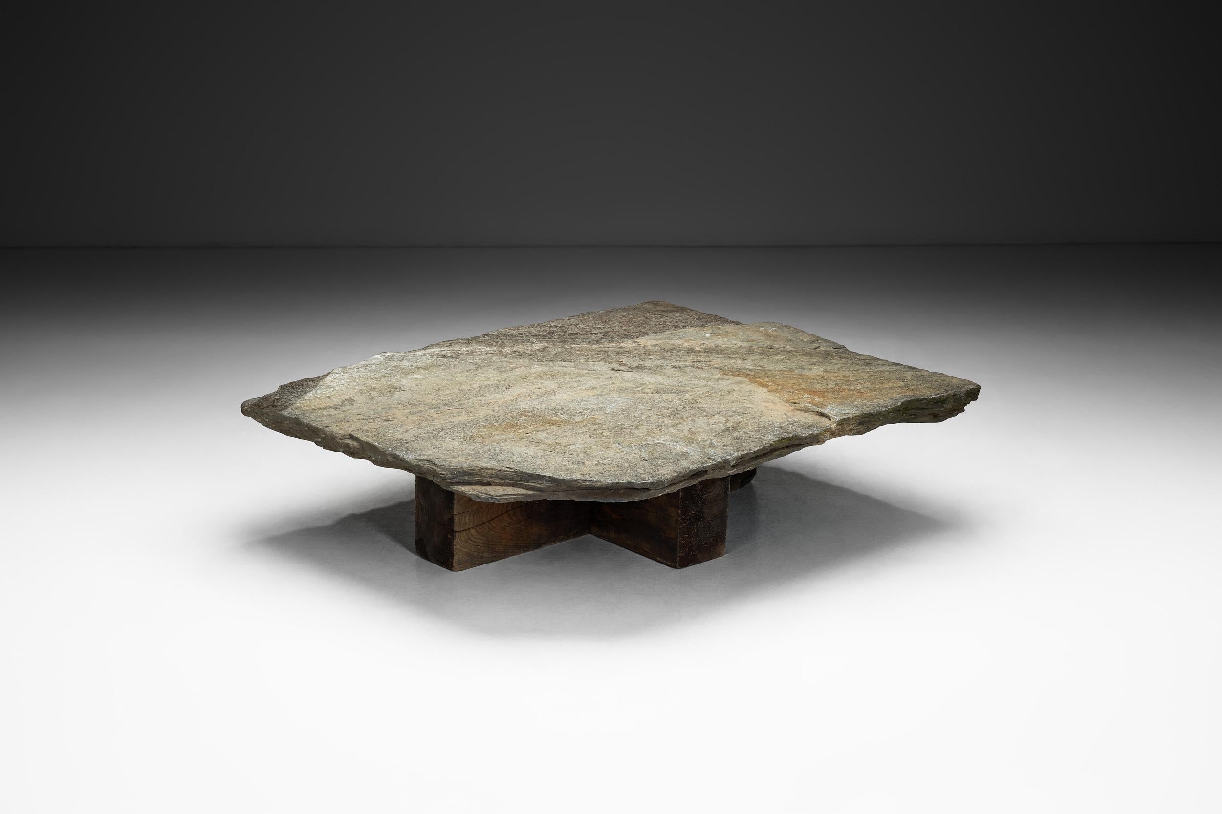 Brutalisme Table basse brutaliste avec plateau de table en ardoise, Espagne, années 1970