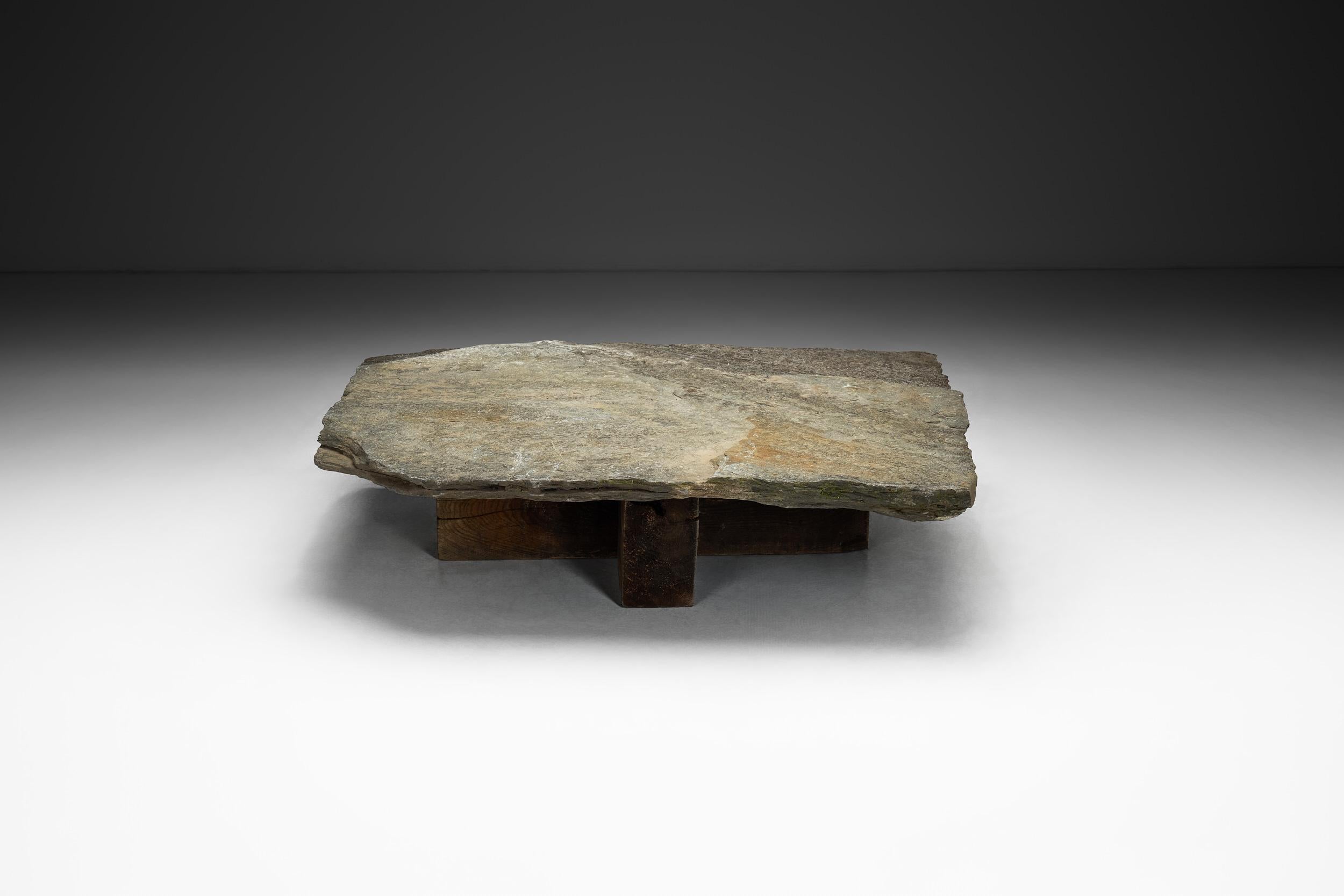 Espagnol Table basse brutaliste avec plateau de table en ardoise, Espagne, années 1970