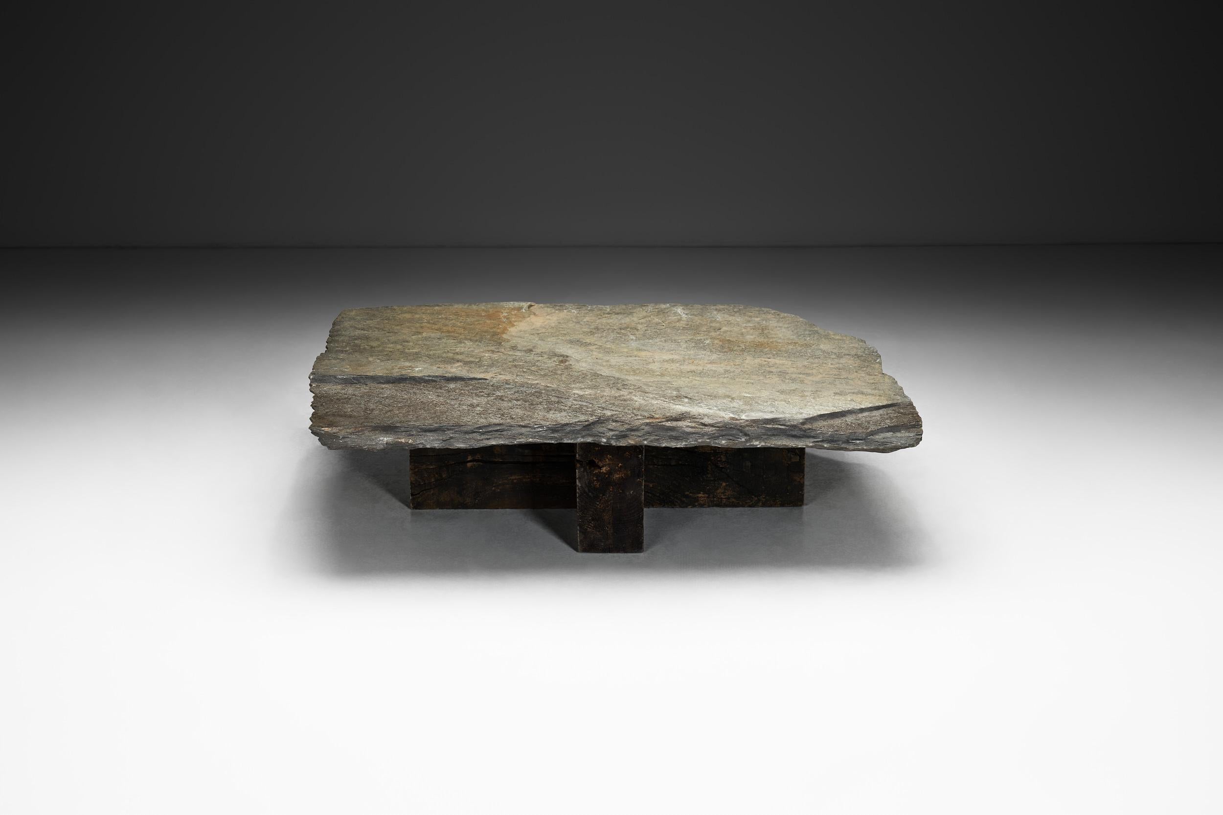 Table basse brutaliste avec plateau de table en ardoise, Espagne, années 1970 Bon état à Utrecht, NL