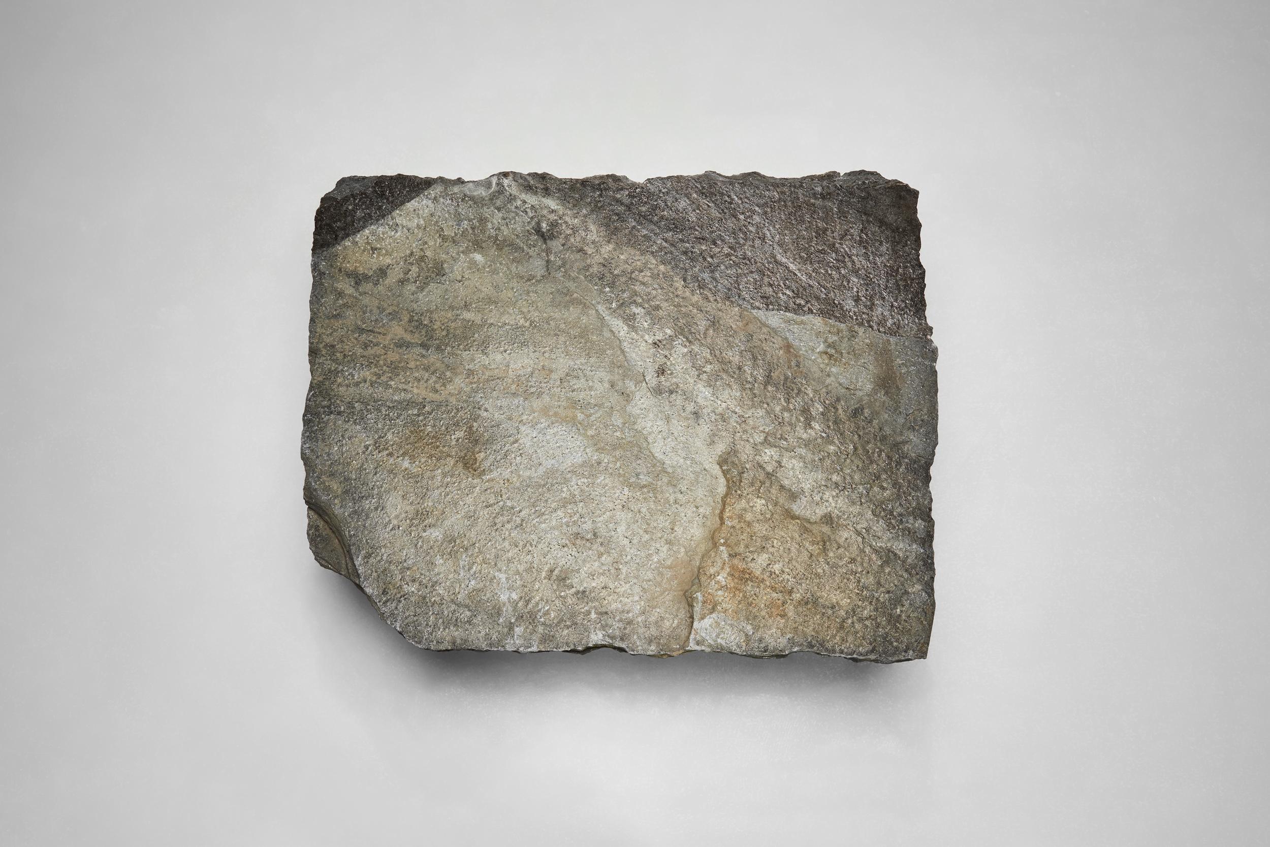 Fin du 20e siècle Table basse brutaliste avec plateau de table en ardoise, Espagne, années 1970