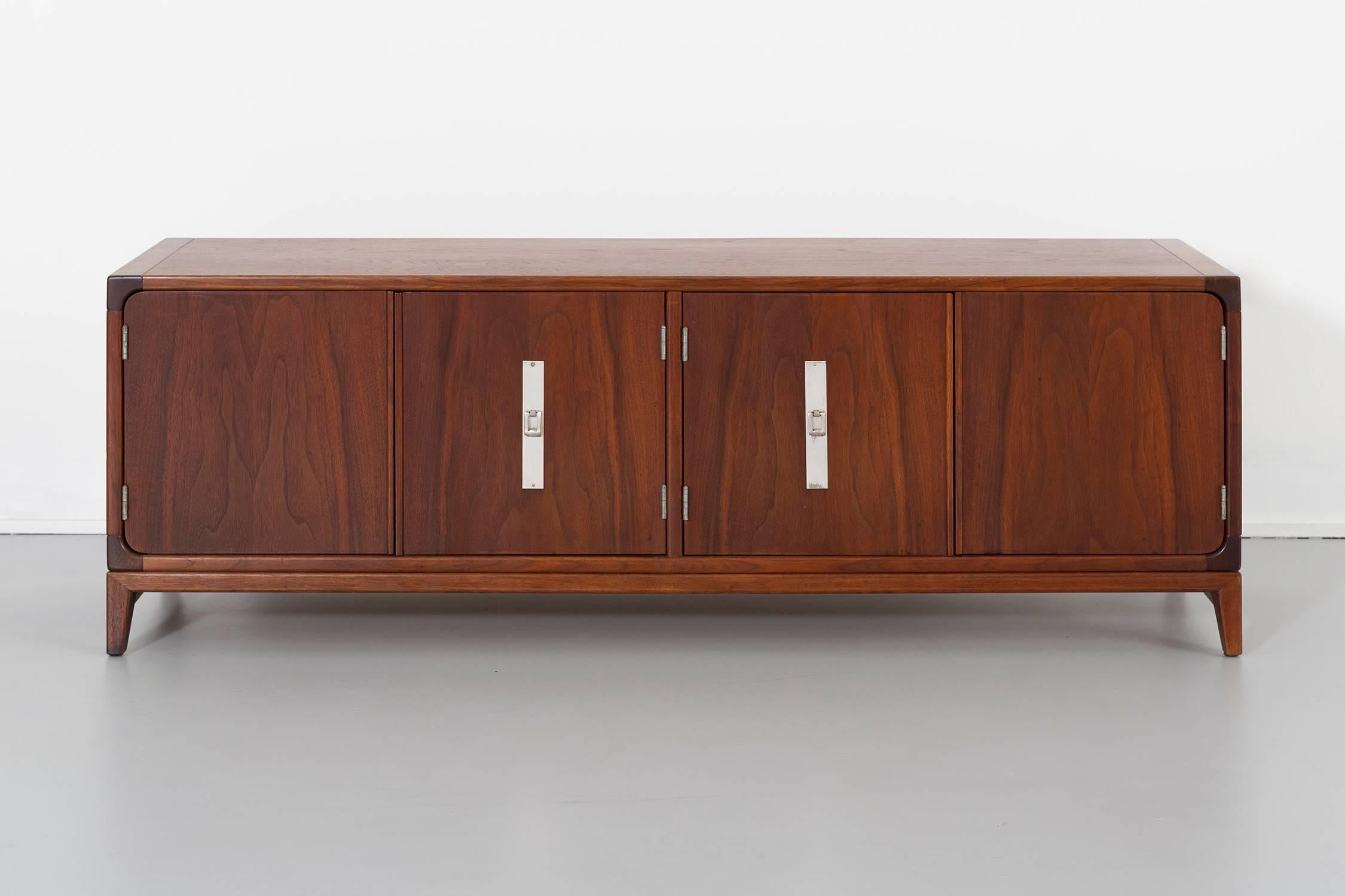Bench

designed Brown Saltman attributed to John Keal

USA, circa 1960s.

Walnut

Measures: 18 ½” H x 54” W x 16 ?” D.