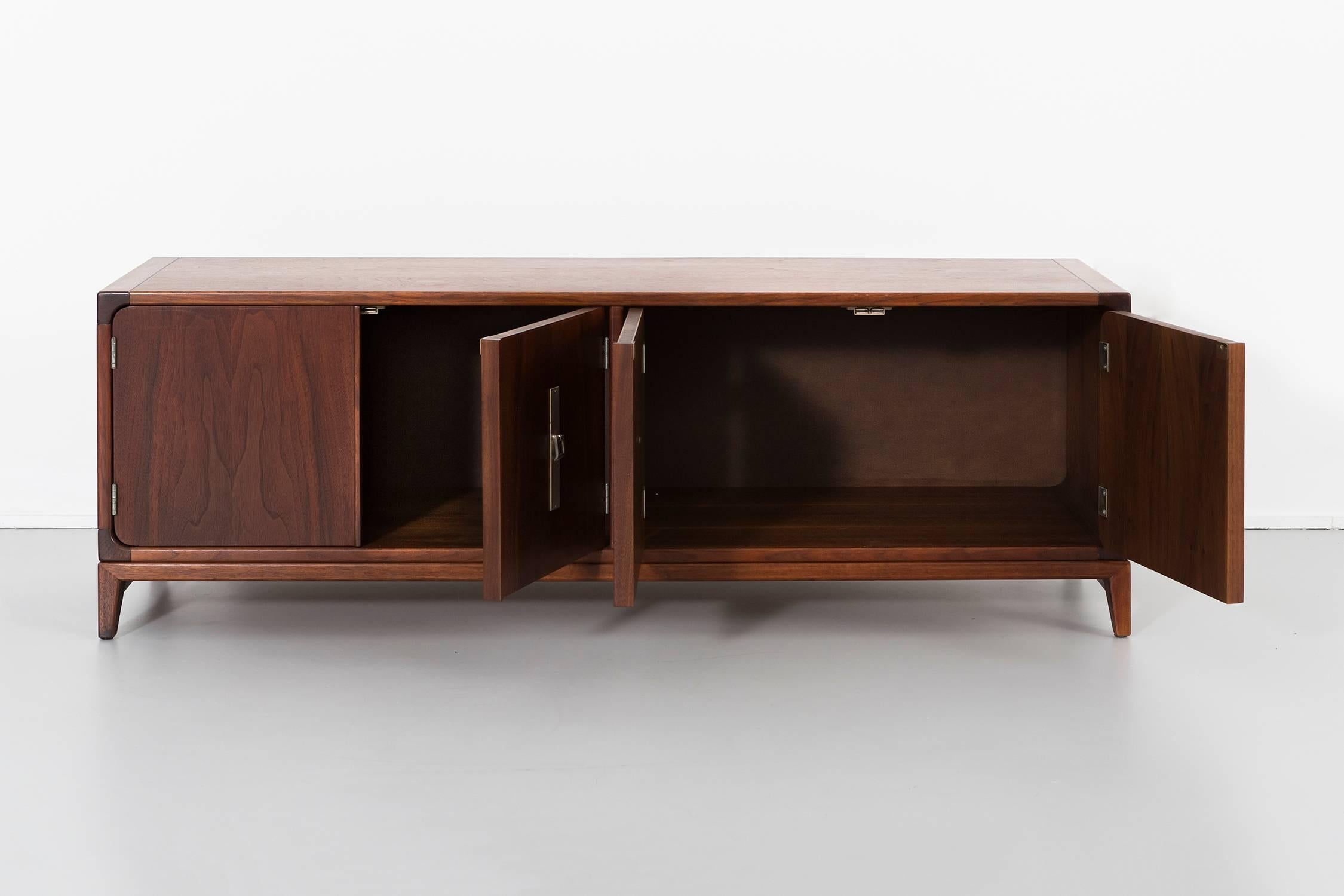 Low Cabinet-Bench In Excellent Condition For Sale In Chicago, IL