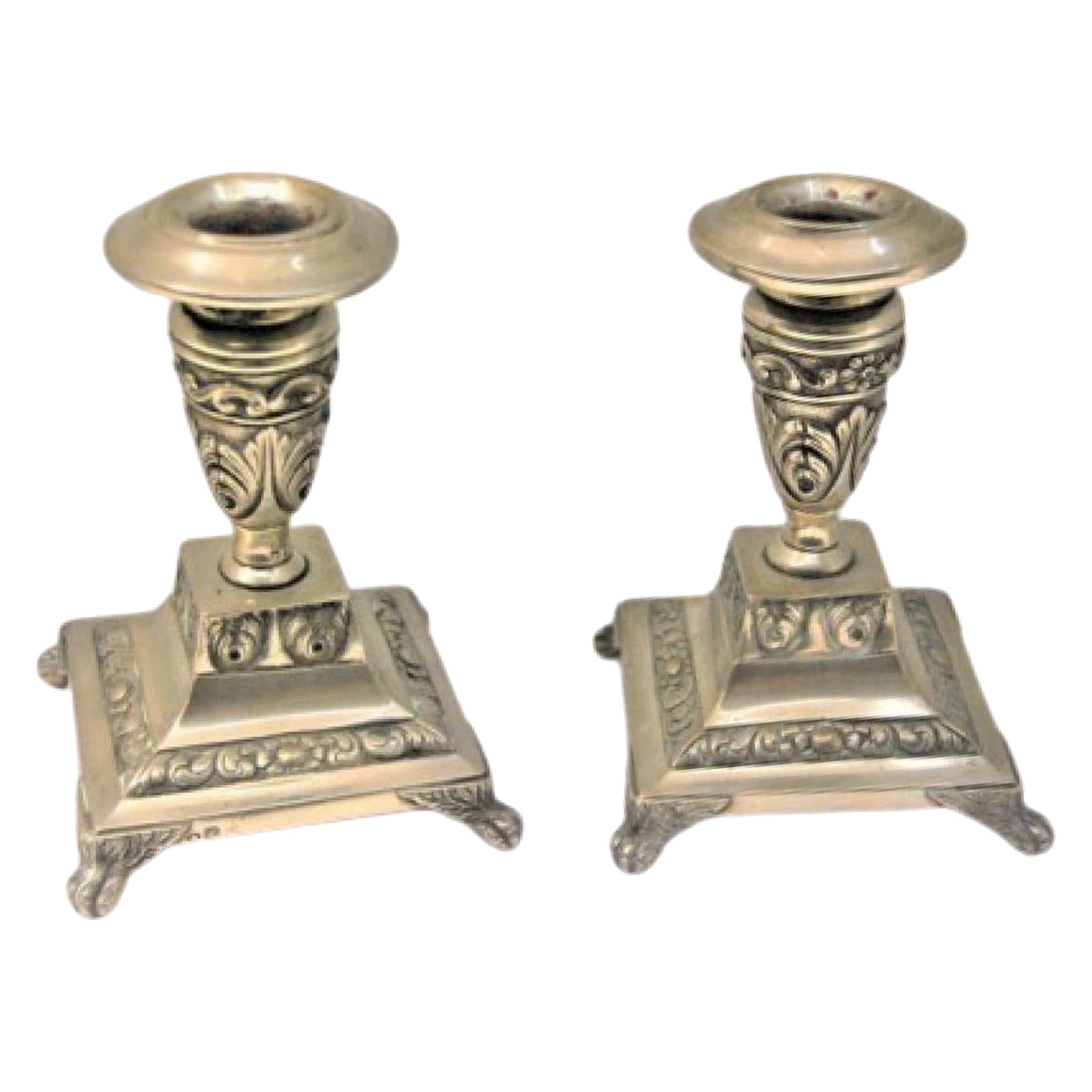 Candelieri bassi in argento sbalzato e montati su basi quadrate con piedi a forma di artiglio in vendita