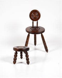 Chaise basse et tabouret en bois tourné, dans le style de Dudouyt, France, années 1940
