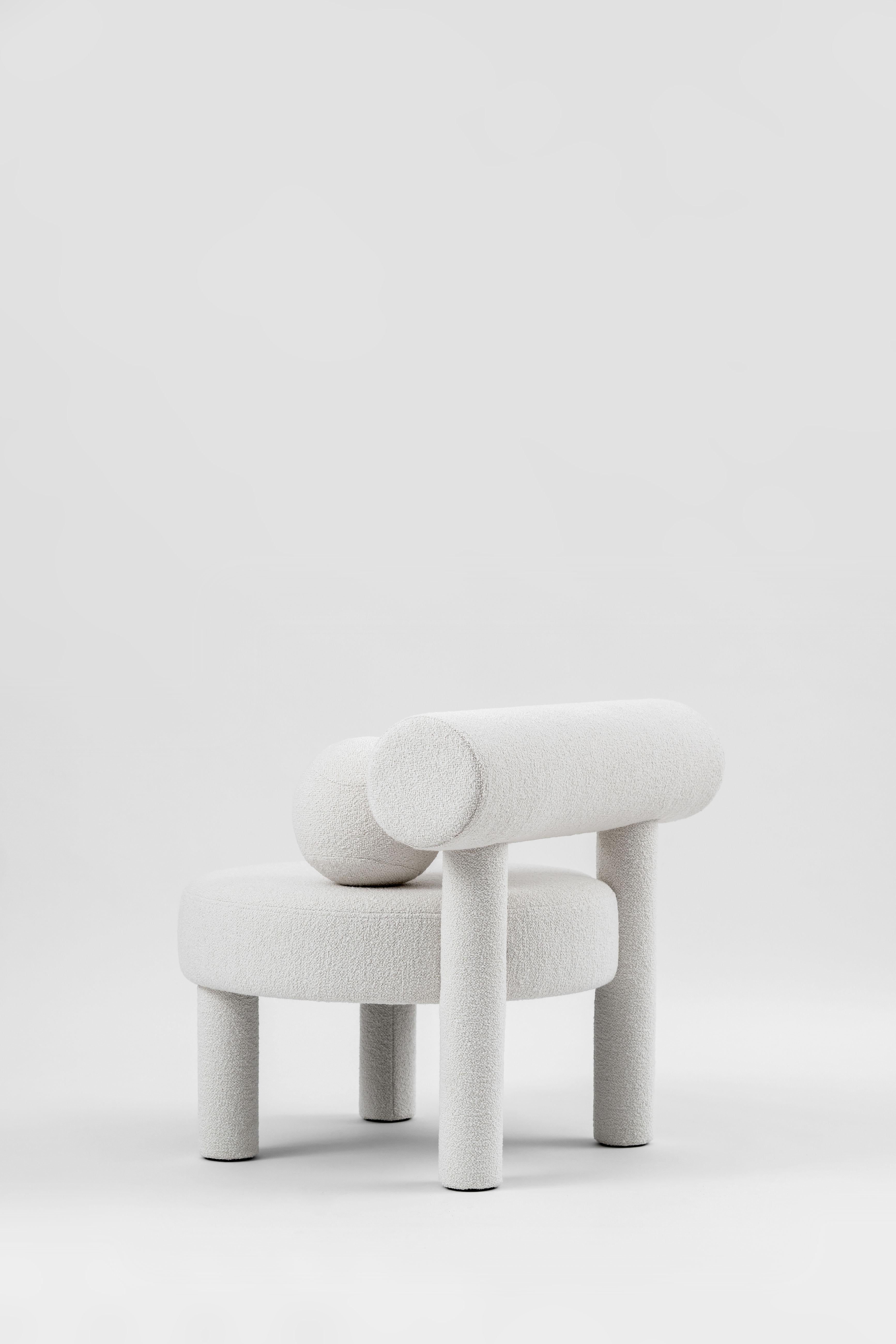Low Chair 'GROPIUS CS1' by NOOM, Fully upholstered in Bouclé, White For Sale 1