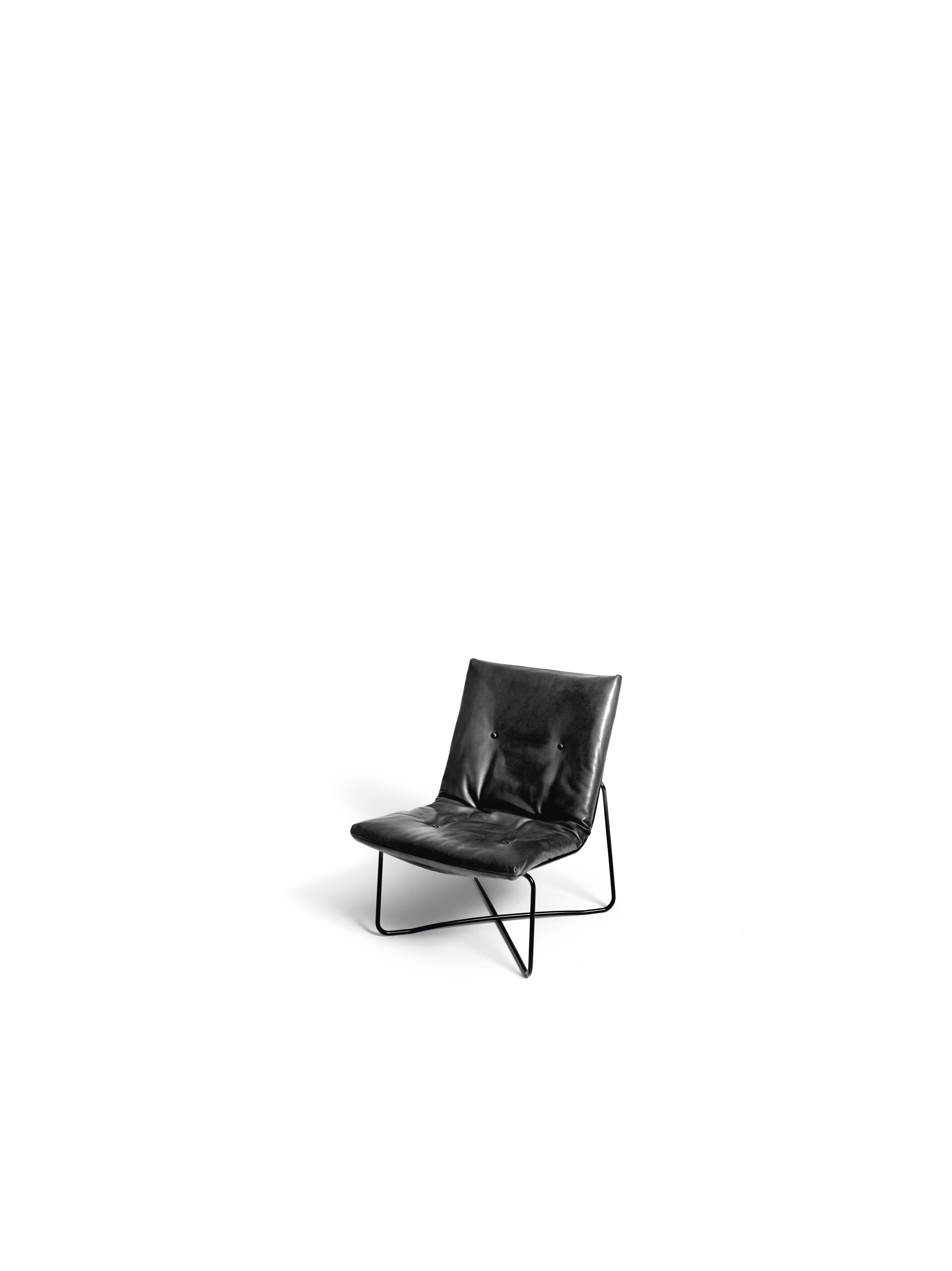 This chair by Maarten Van Severen and Fabian Schwaerzler has a classic design that is able to create strong, solid, absolute bonds. The structure is composed of a single matte black steel tube with a crisscross motif that emphasizes the extremely