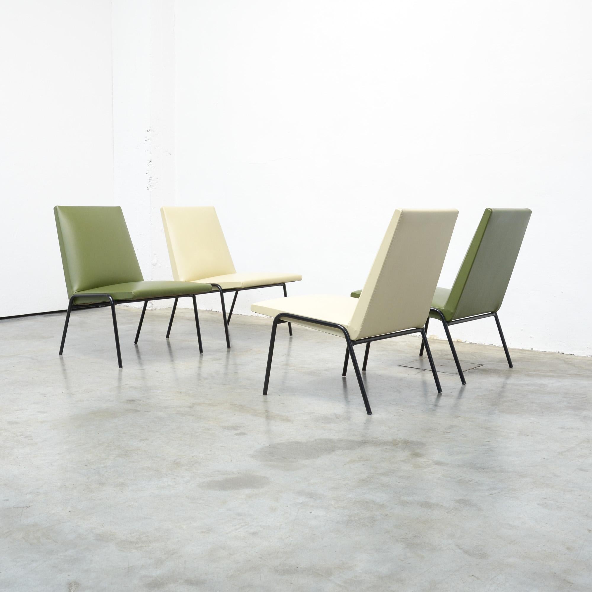 We offer you a great set of low chairs Robert by Pierre Guariche, manufactured by Meurop in the 1960s.
We have a pair in beige leatherette and a pair in moss-green leatherette. The simple base is made of black lacquered metal.
These low chairs are