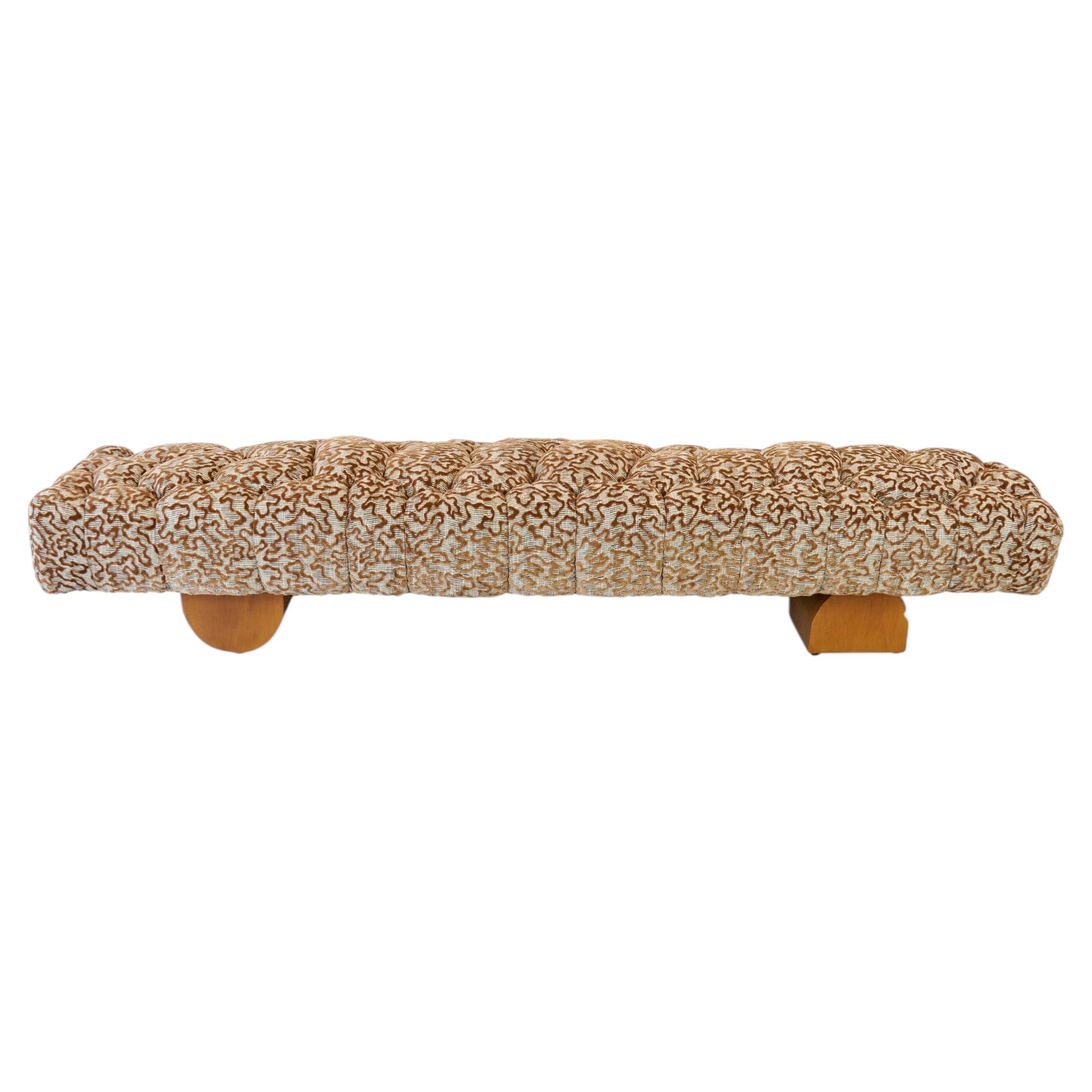 Banquette basse à déflecteur, velours coupé, pieds en bois arqués