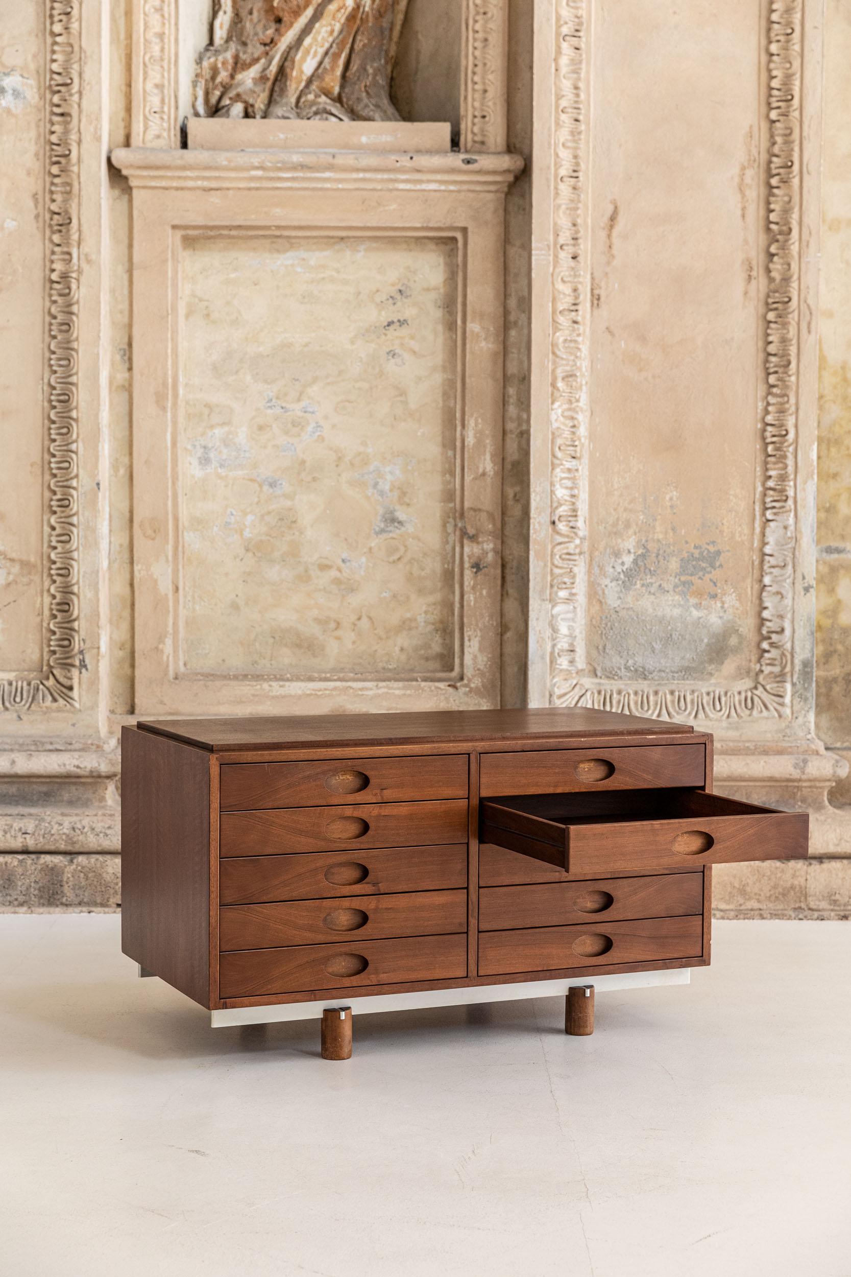 Italian midcentury cest of drawers by Gianfranco Frattini  In Excellent Condition In Piacenza, Italy
