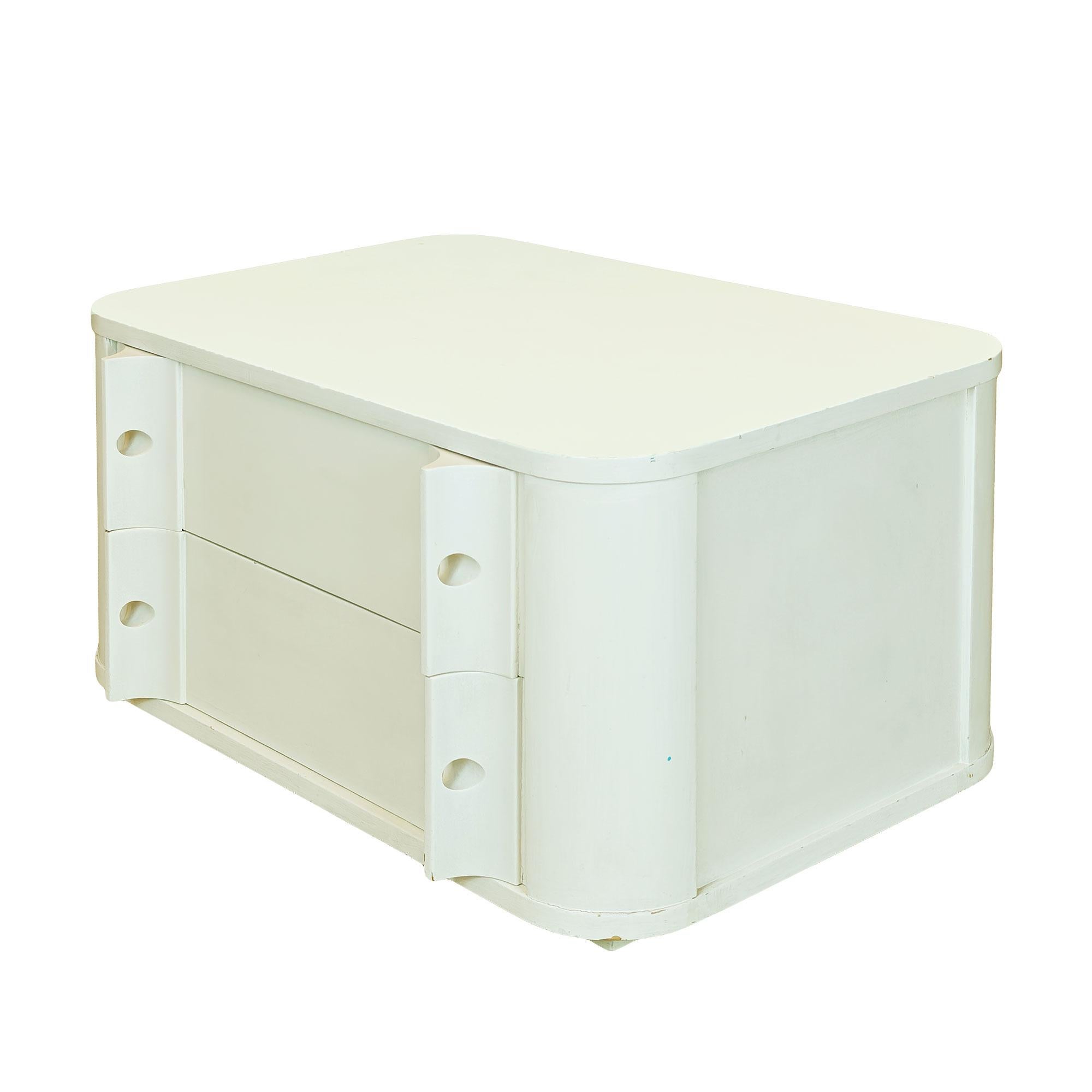 Low chest of drawers, bedside table or wardrobe base in original white lacquered pine.
Model: “Aran” by Jordi Vilanova.
Spain, Barcelona circa 1970

Dimensions
cm 70 x 45 + 3,5 handles x 38,5
inches 27.56 x 17.72 + 1.38 handles x 15.16
