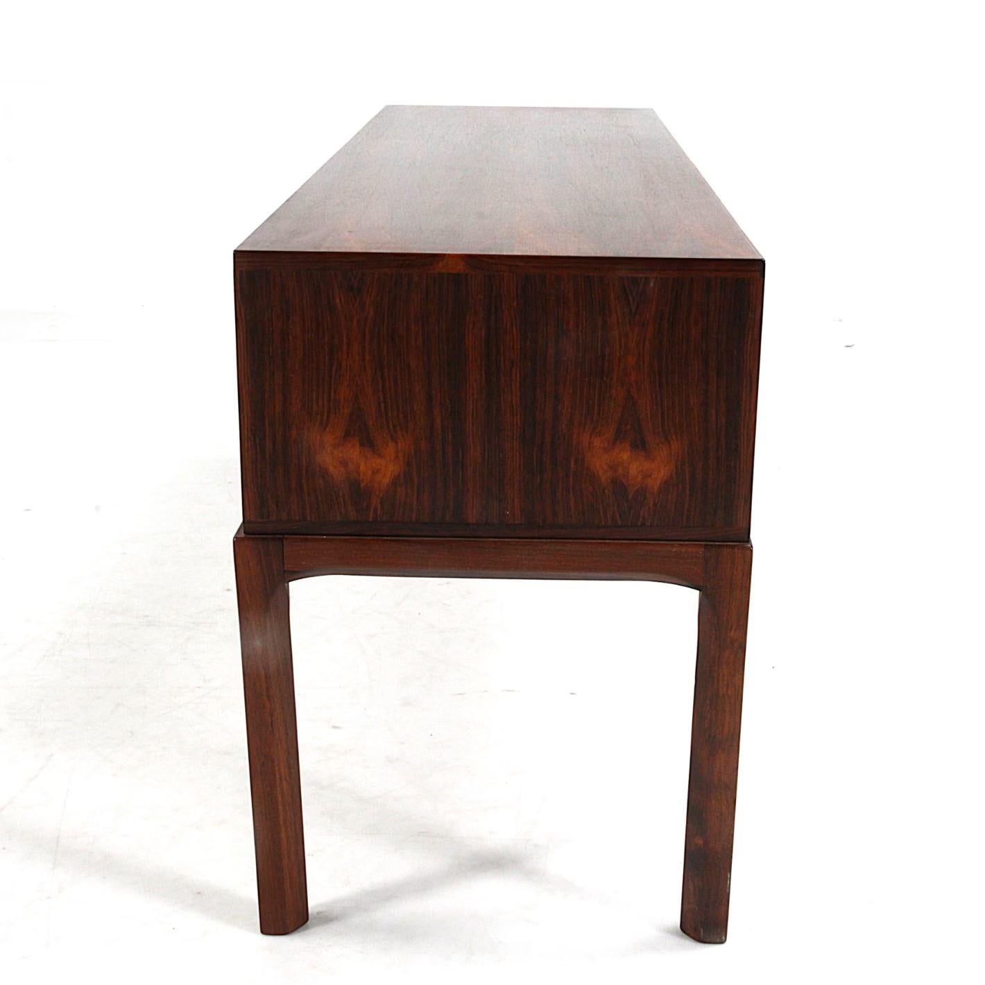 Low chest of drawers in rosewood by Kai Kristiansen for Aksel Kjersgaard In Good Condition For Sale In PARIS, FR