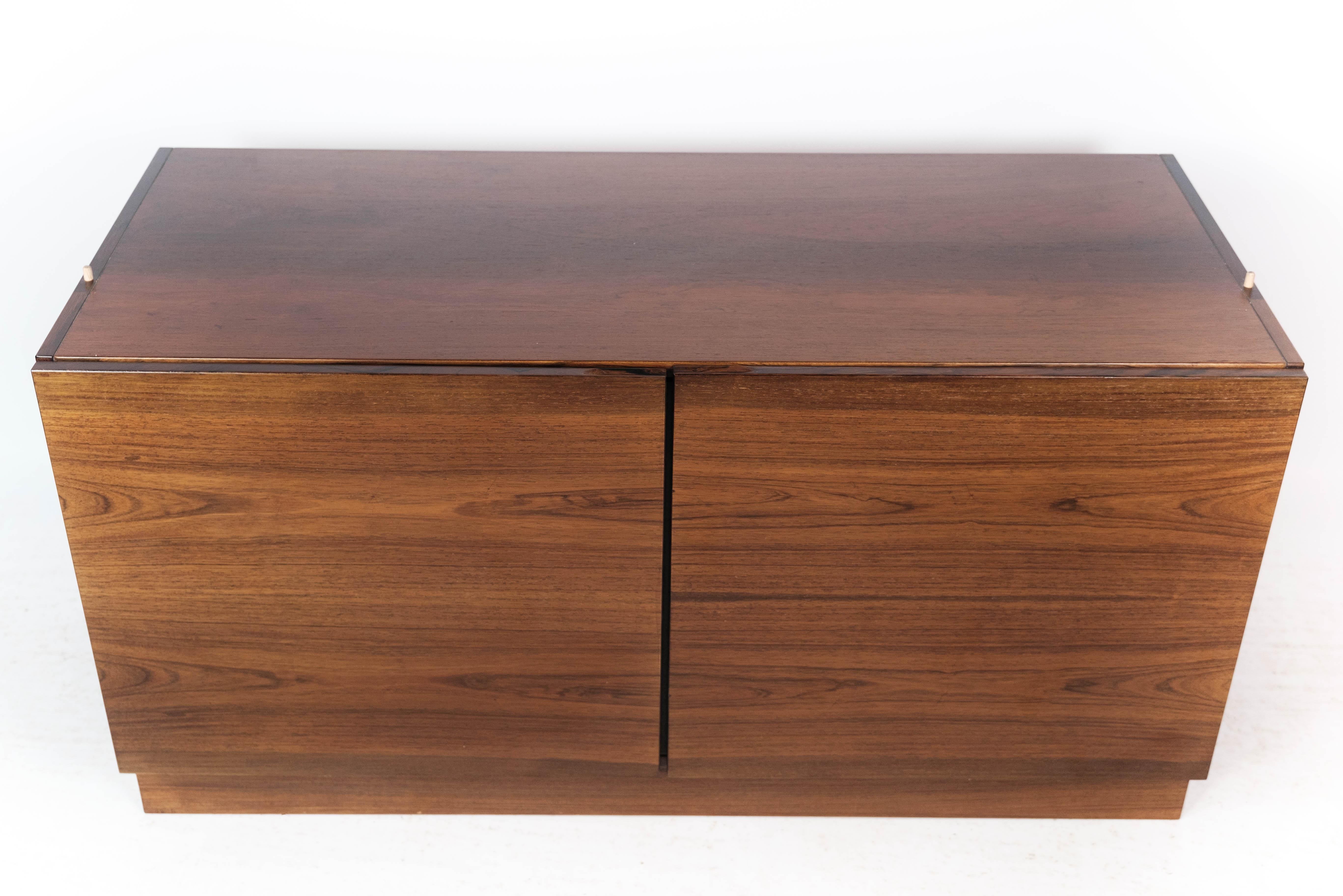 Low chest of drawers in rosewood of Danish design from the 1960s. The chest is in great vintage condition.