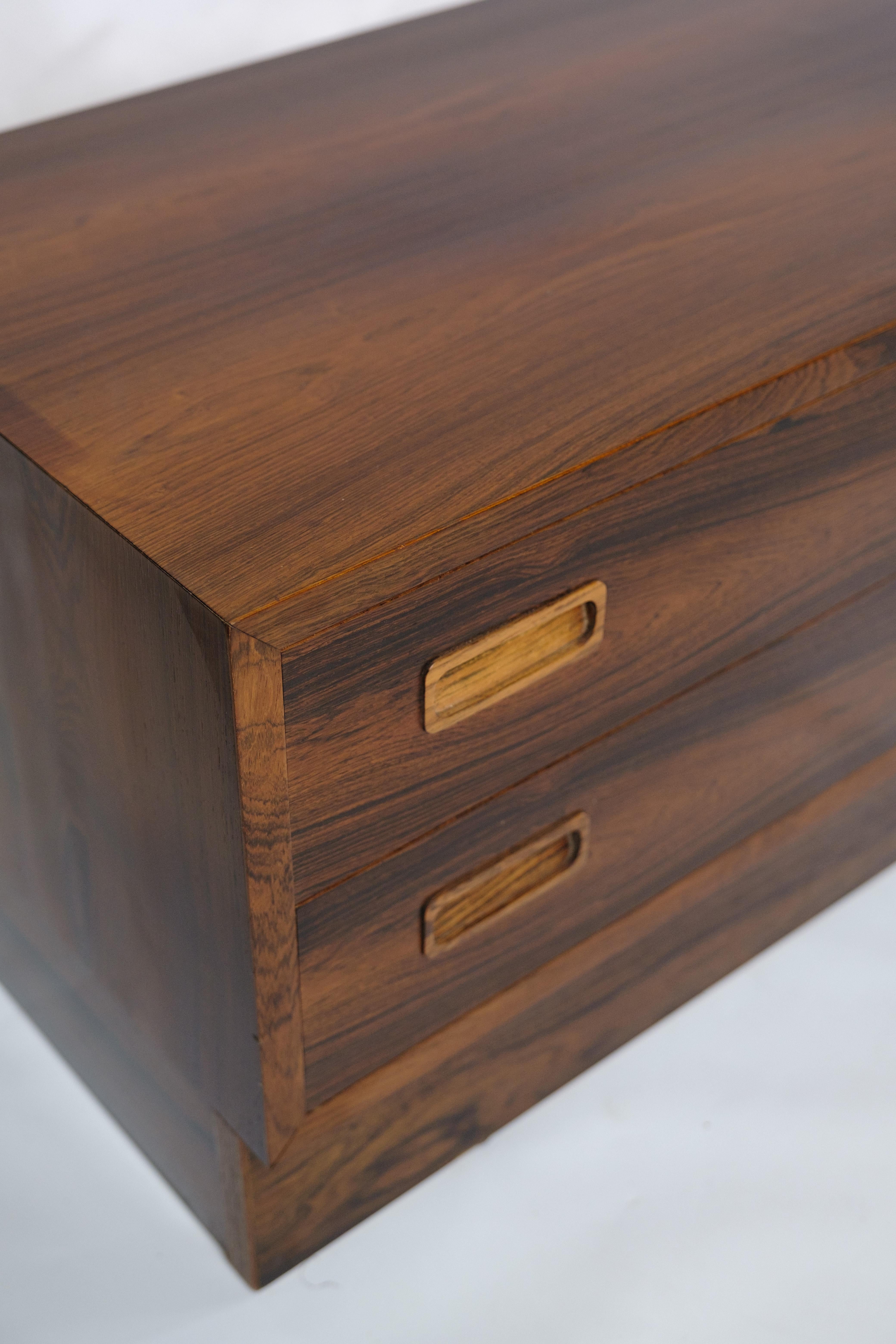 This chest of drawers is a brilliant example of Danish design from the 1960s, created by Hundevad Møbelfabrik. Crafted from rosewood, this chest of drawers exudes a timeless elegance and simplicity that fits perfectly with any decor.

Hundevad