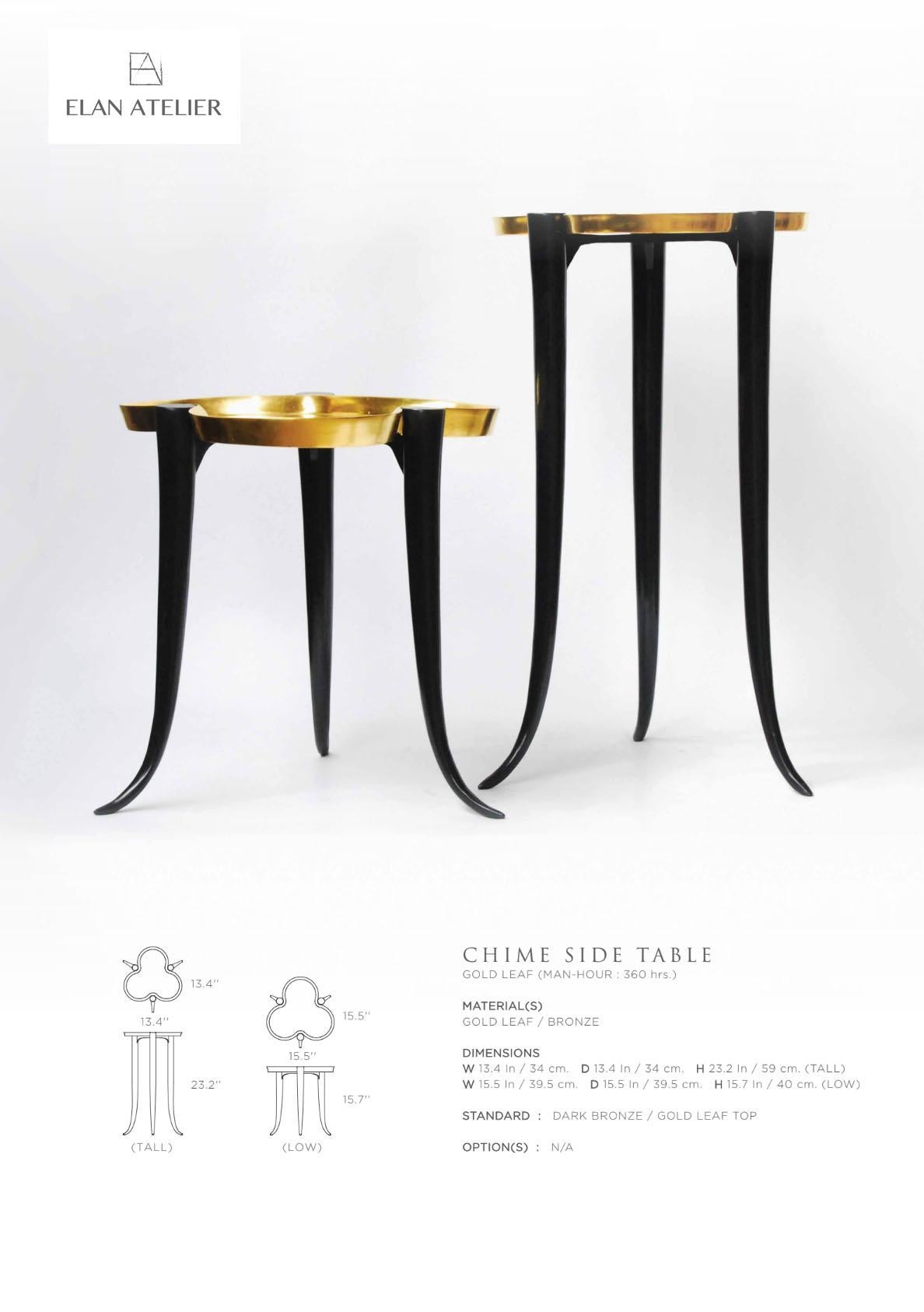 Mesa auxiliar de carillón bajo en stock y lista para enviar. Se puede ver en la sala de exposiciones de Elan Atelier NY.

Las patas son de bronce fundido con una suave pátina de bronce oscuro. La parte superior de madera está recubierta de pan de