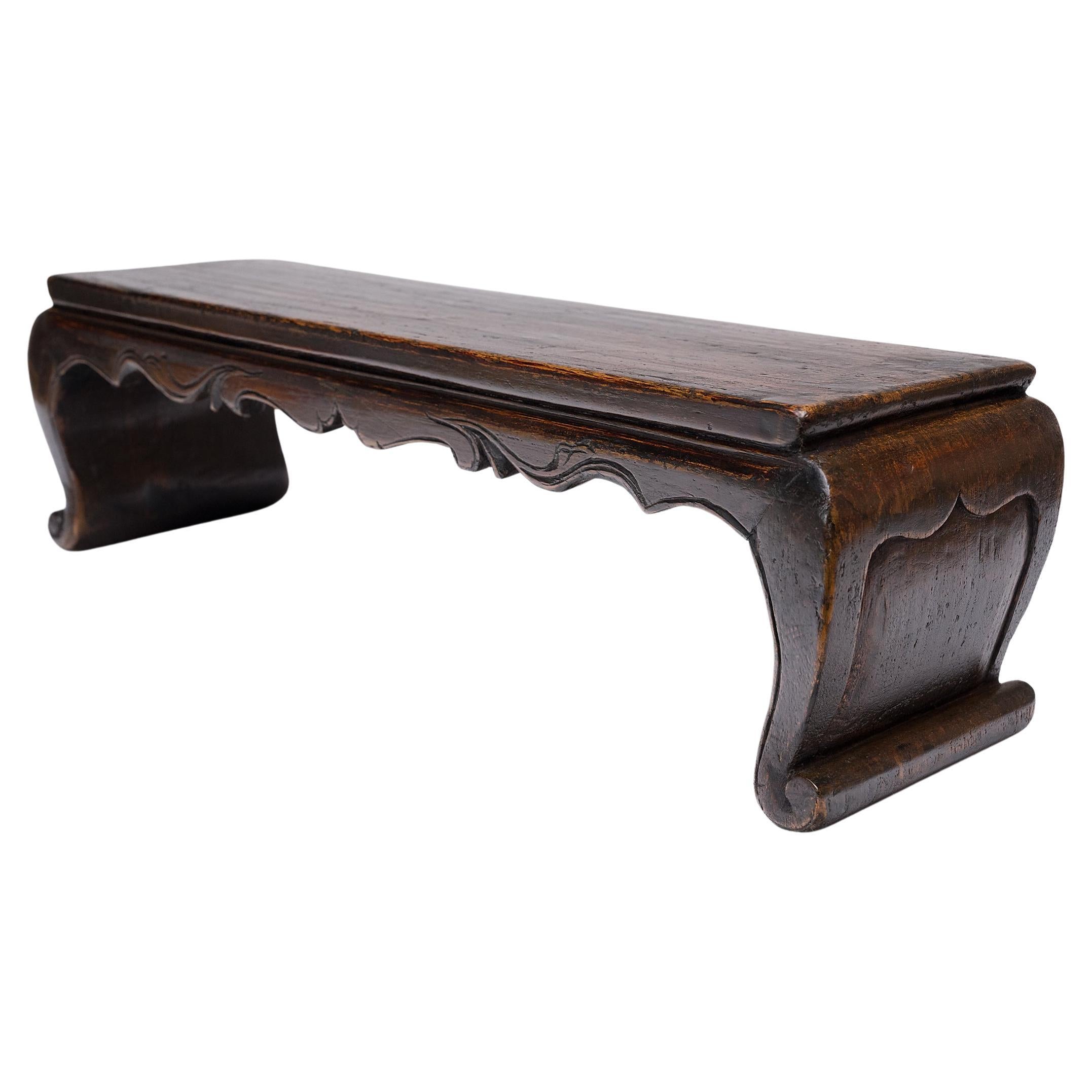 Table basse chinoise à volutes, c.I.C., c. 1850 en vente