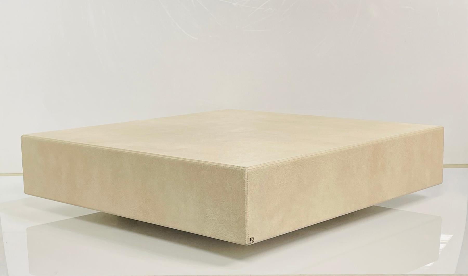 Voici la luxueuse table basse gaufrée en cuir de Fendi, le complément idéal de tout salon élégant. Fabriquée à partir de matériaux nobles, cette table basse affiche un design épuré et sophistiqué qui rehaussera l'aspect de votre espace. 

Dotée d'un