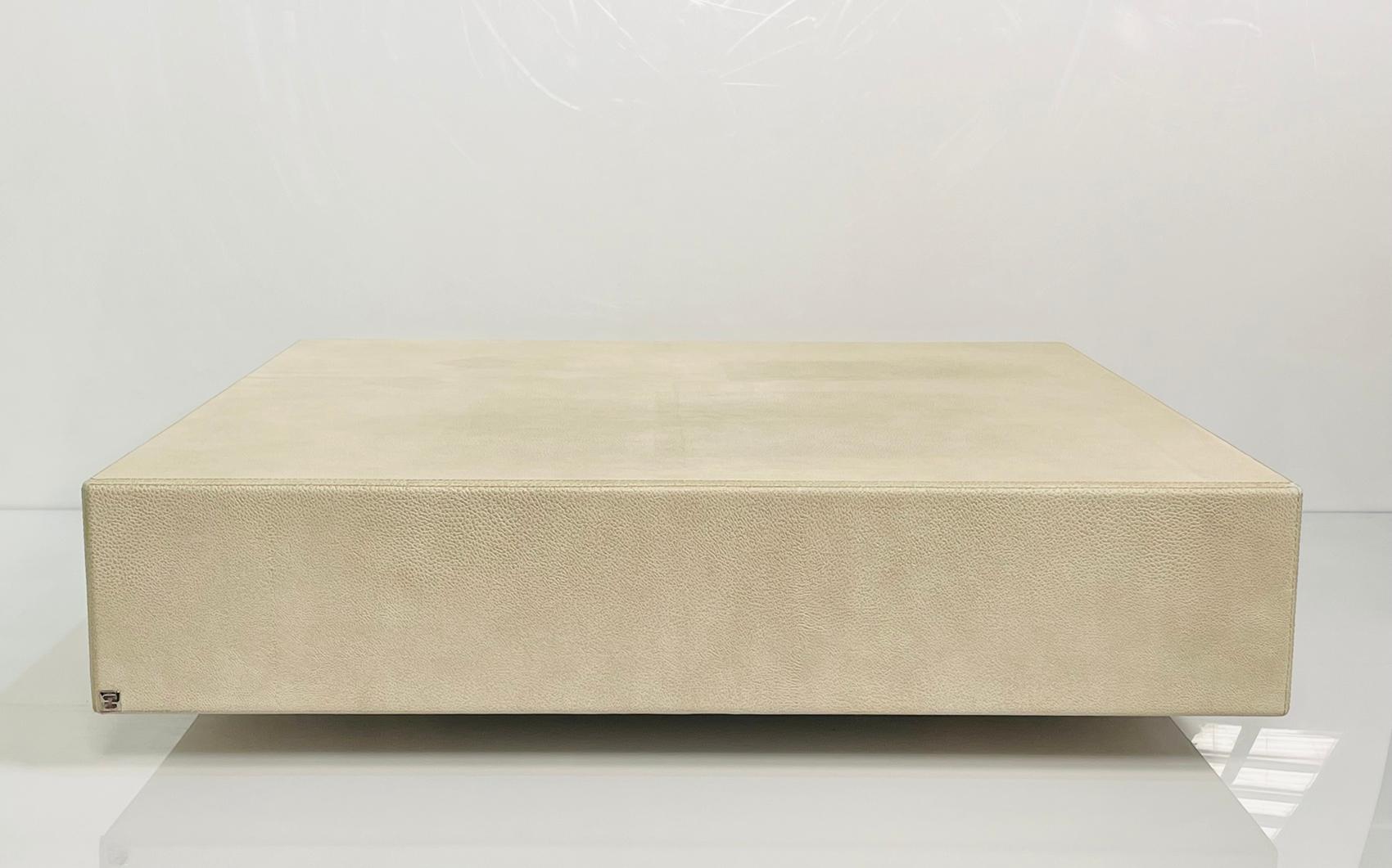 Moderne Table basse en cuir embossée Fendi en vente